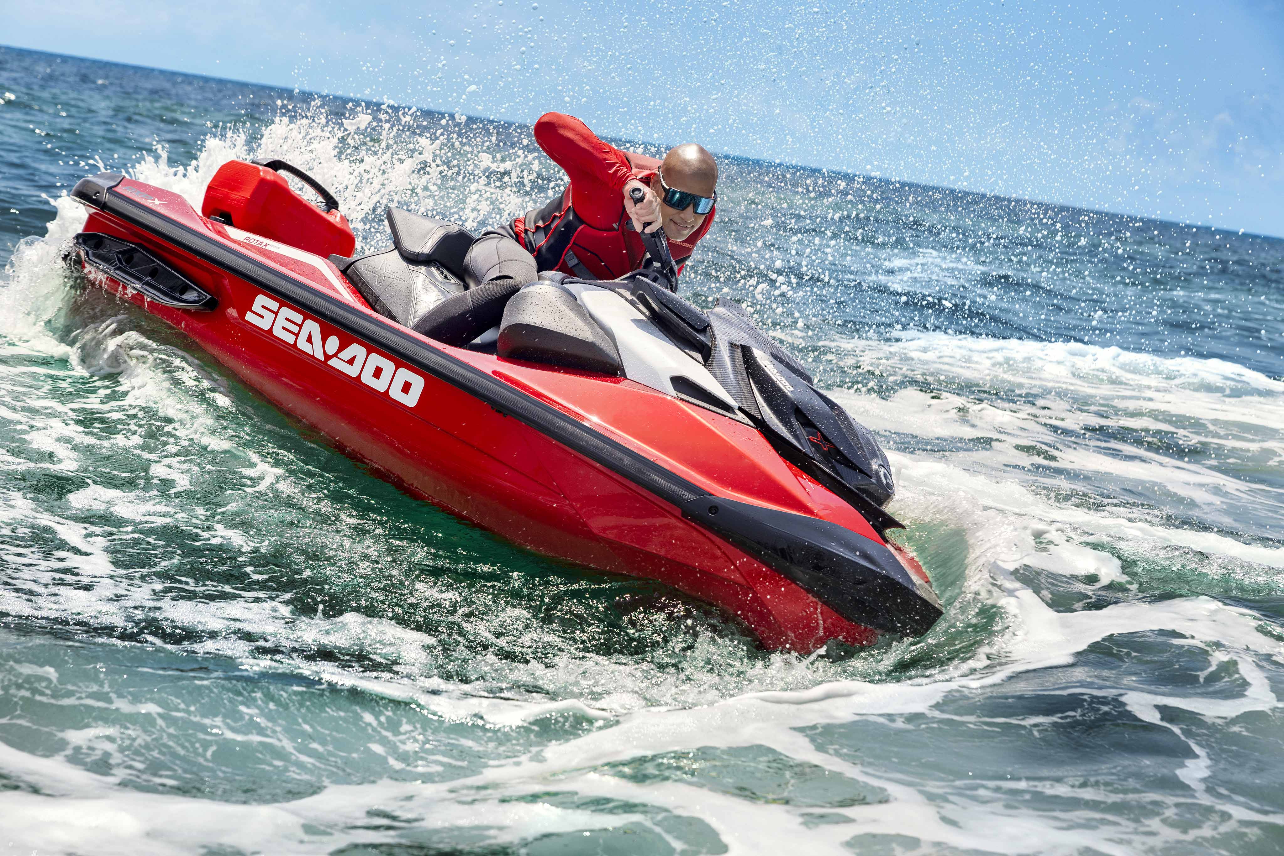 一名驾驶者驾驶 2024 Sea-Doo RXP-X 325 摩托艇正在紧急转弯