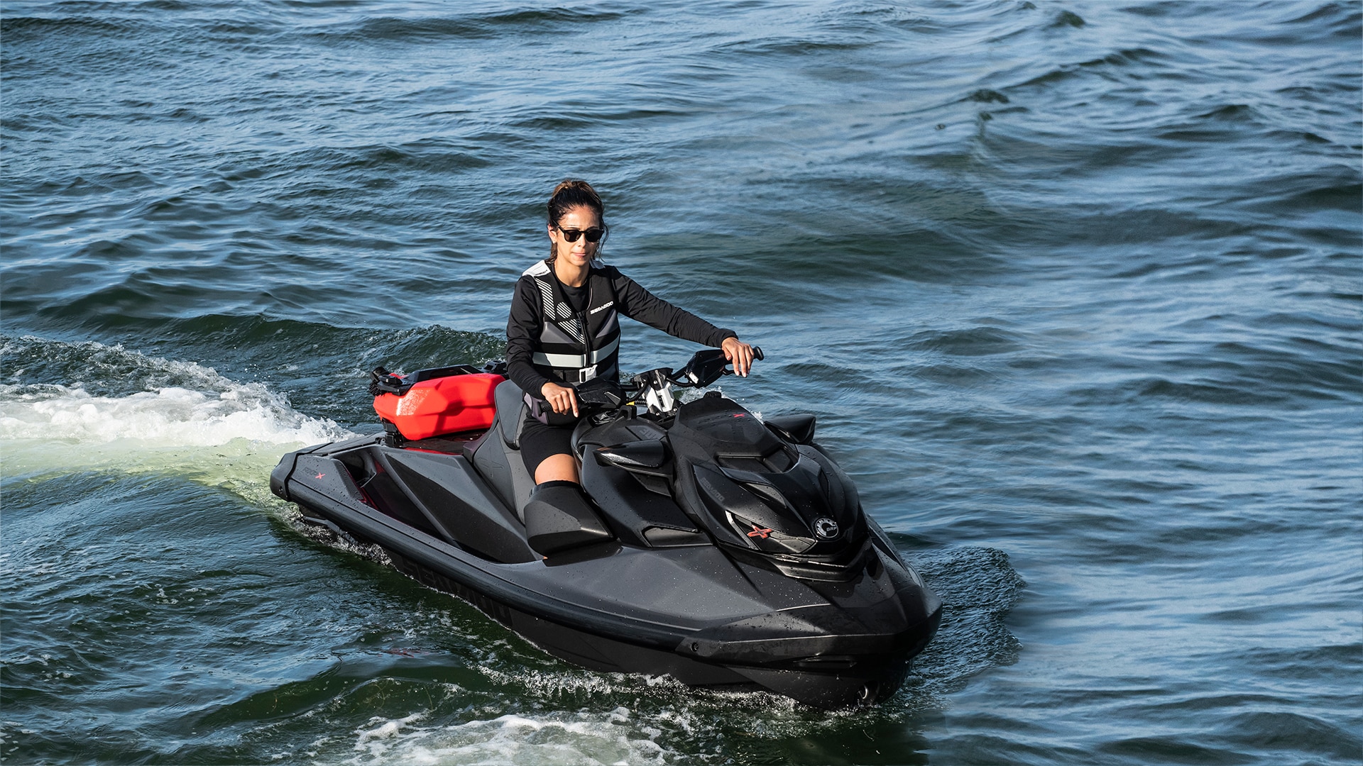 Une femme en randonnée sur une motomarine Sea-Doo RXP-X