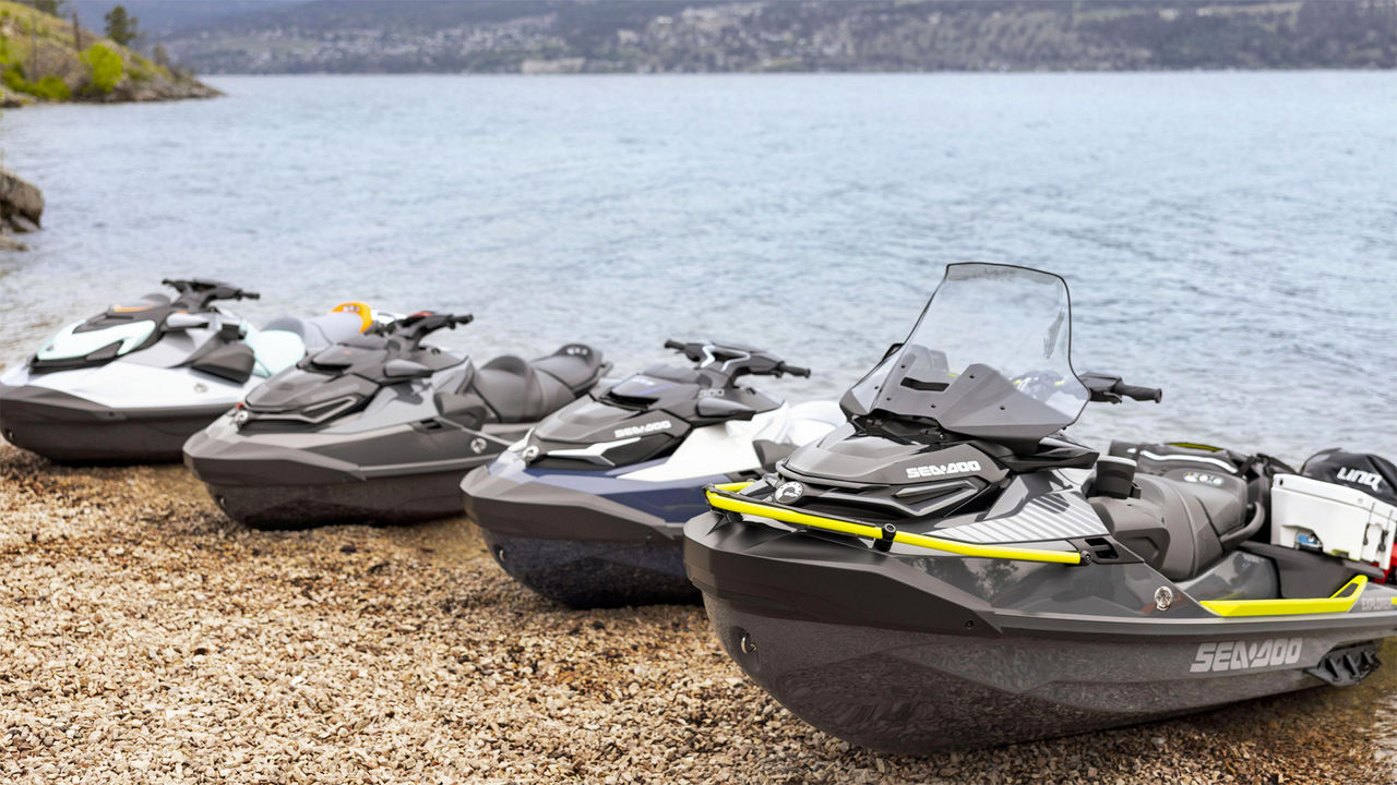 Quatre motomarines Sea-Doo accostées sur une plage
