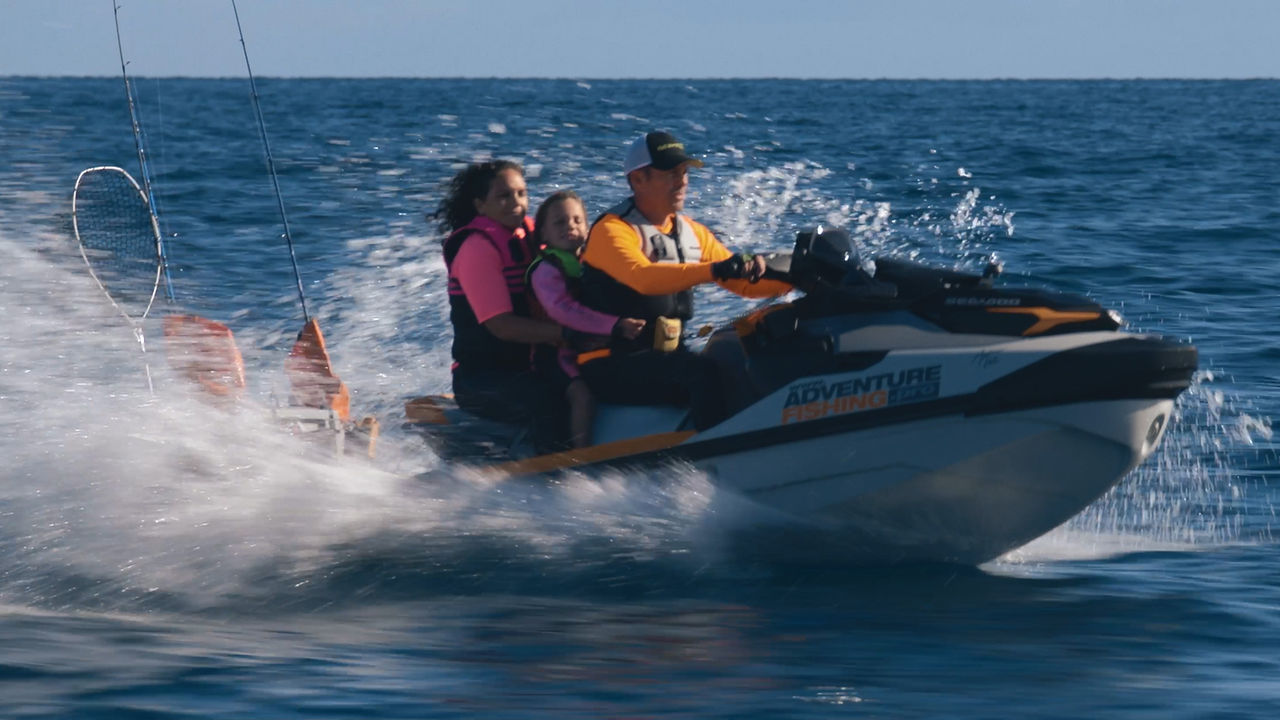 Andrew Hill sur une motomarine Sea-Doo avec ses enfants