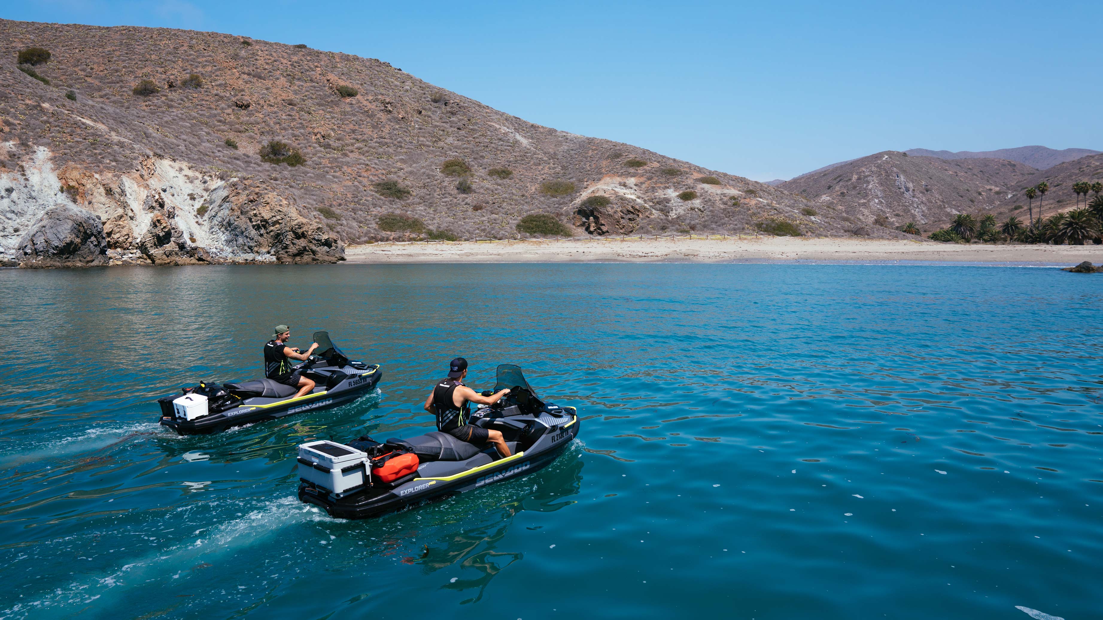 Deux amis sur des motomarines Sea-Doo Explorer Pro près de l'Île Santa Catalina