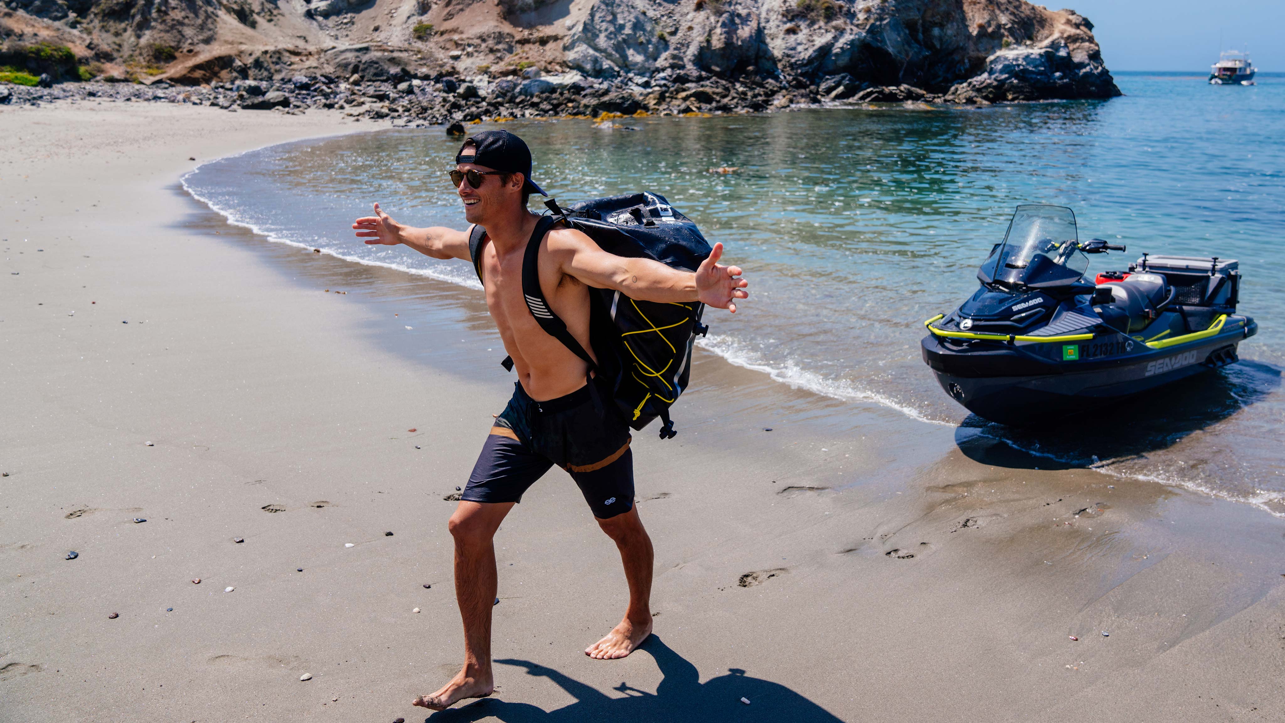 Dylan Efron sur une plage à côté de son Sea-Doo Explorer Pro