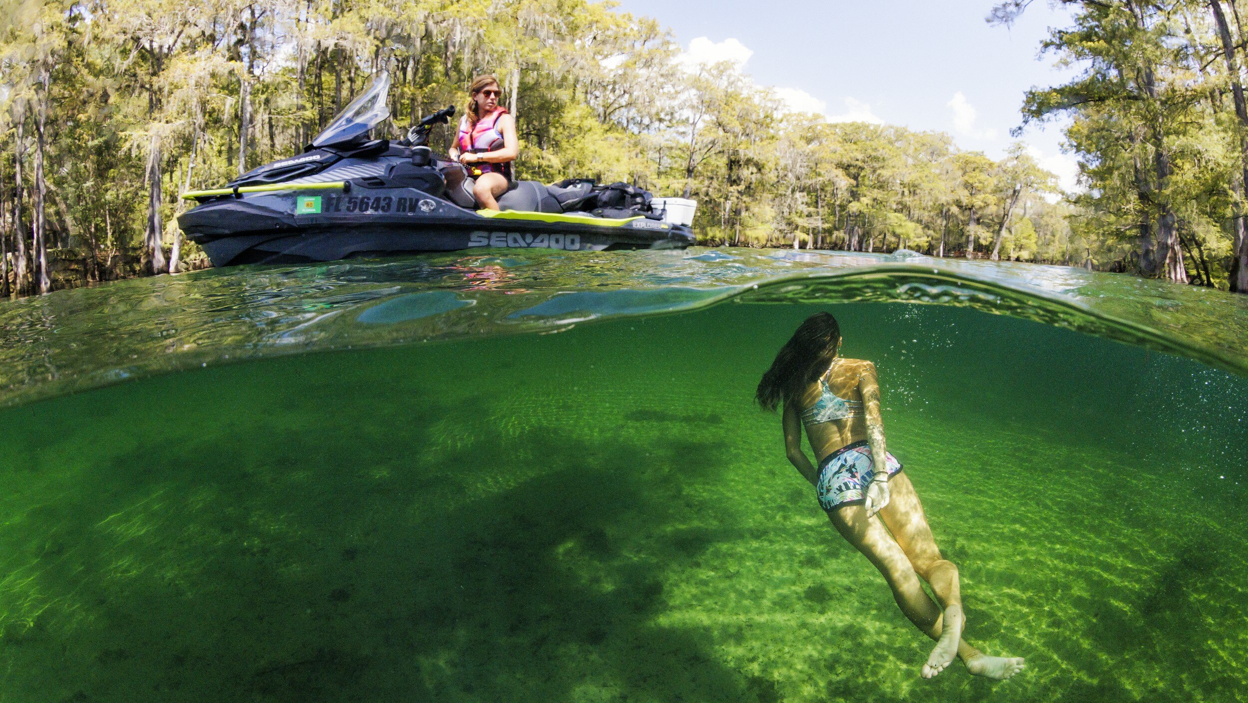 Amber Torrealba nageant à côté de son Explorer Pro