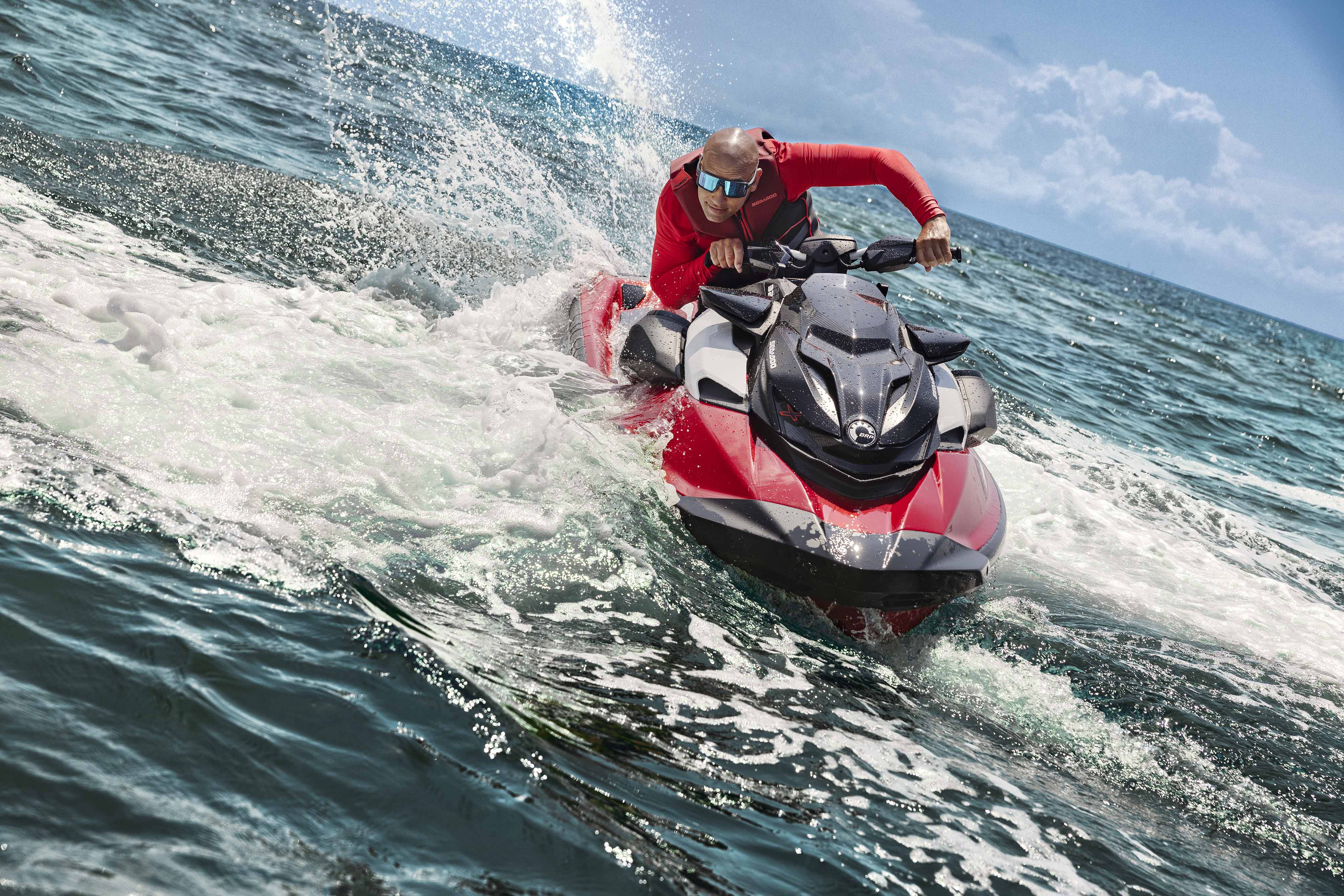 Homme effectuant un virage rapide sur une motomarine Sea-Doo RXP-X haute performance