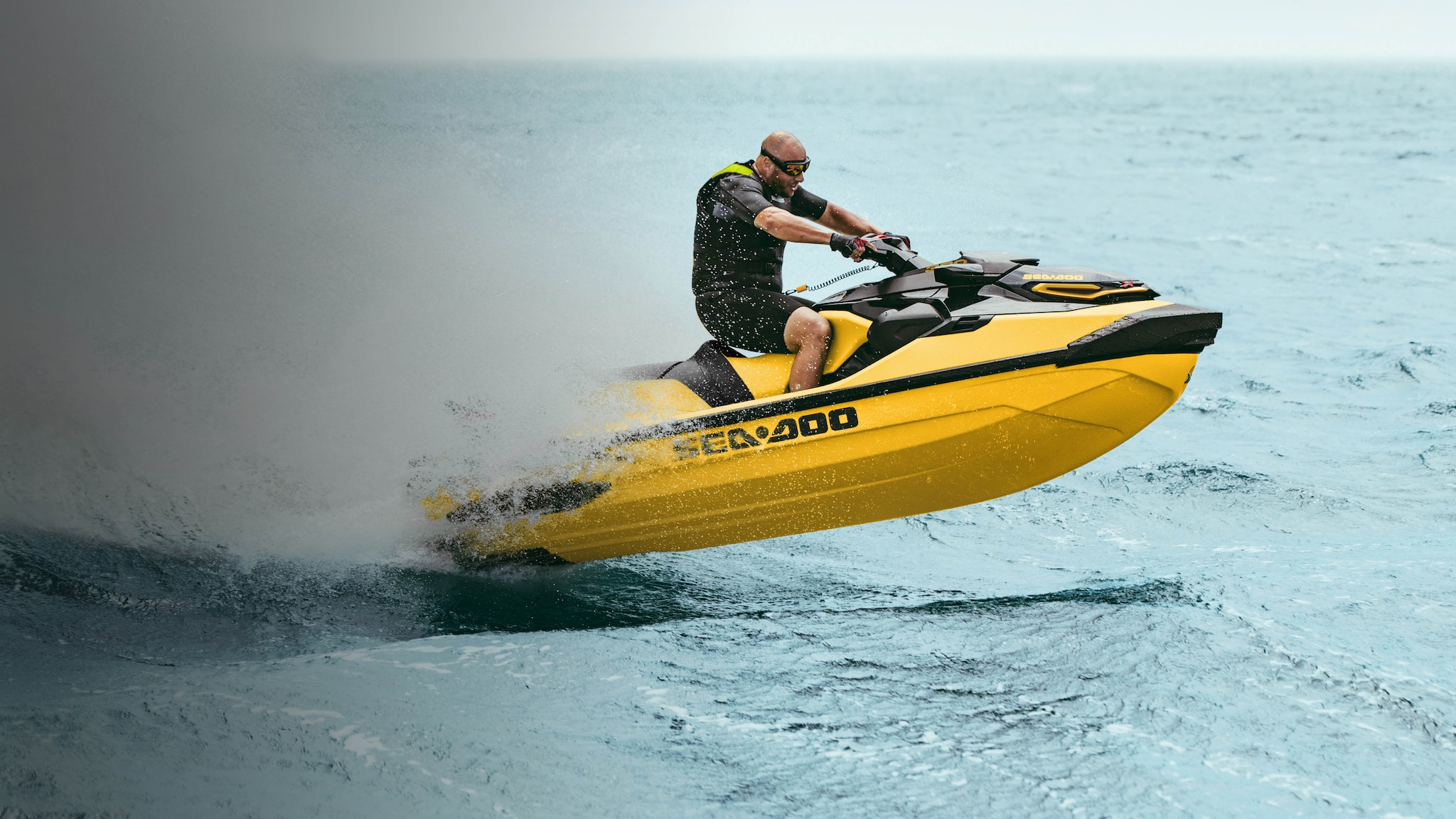 Hombre acelerando en una Sea-Doo RXT-X con casco estable