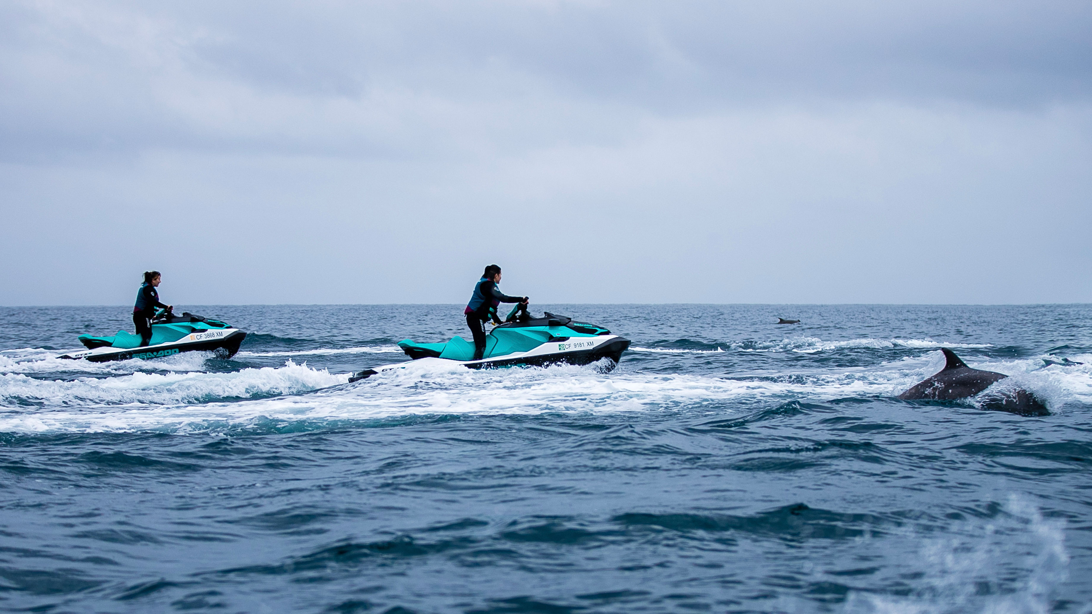 Femme profitant d'une sortie en Sea-Doo en direction de l'Île Santa Catalina