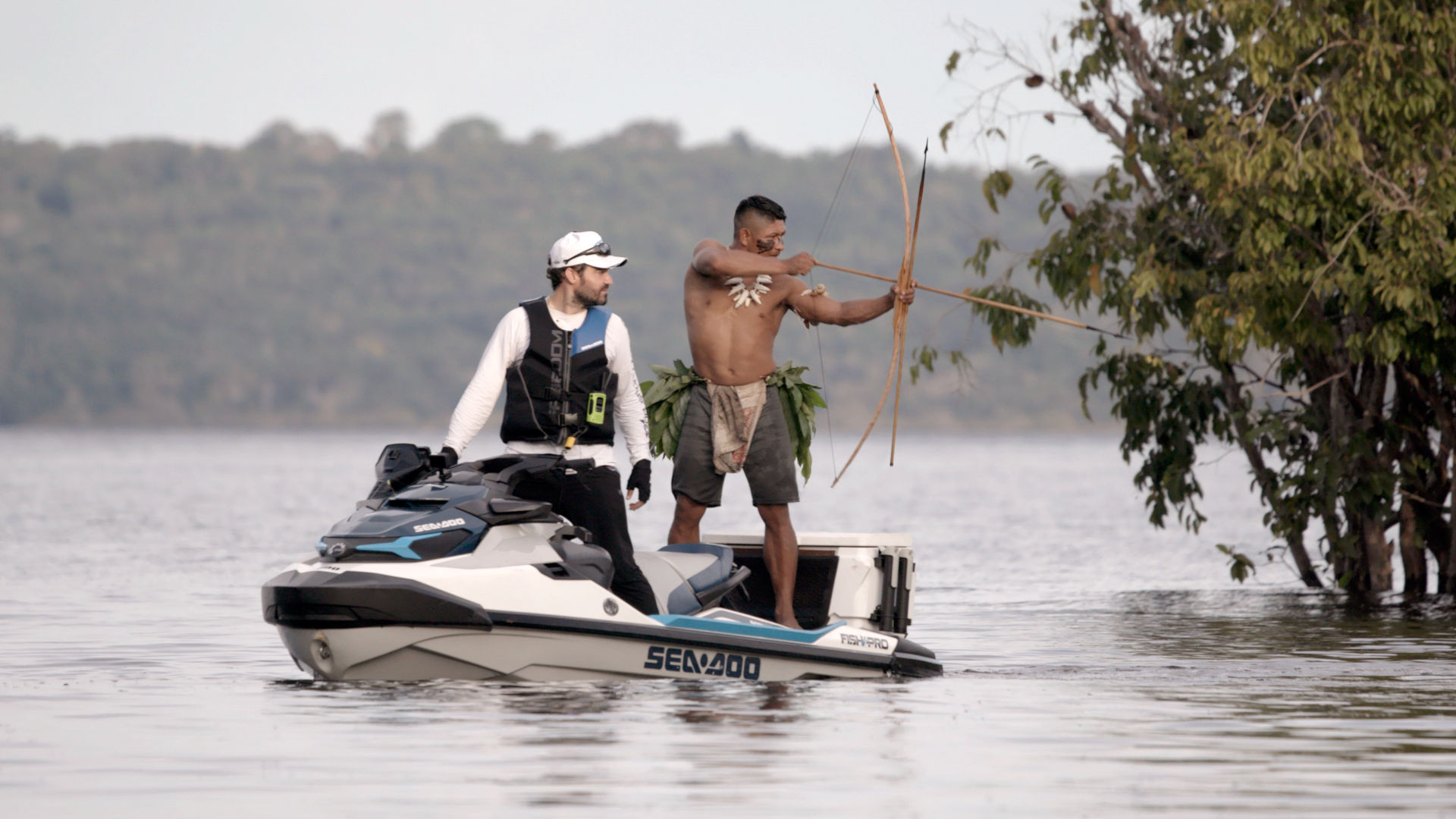 Fernando no Sea-Doo Fish Pro com um índio da Amazônia