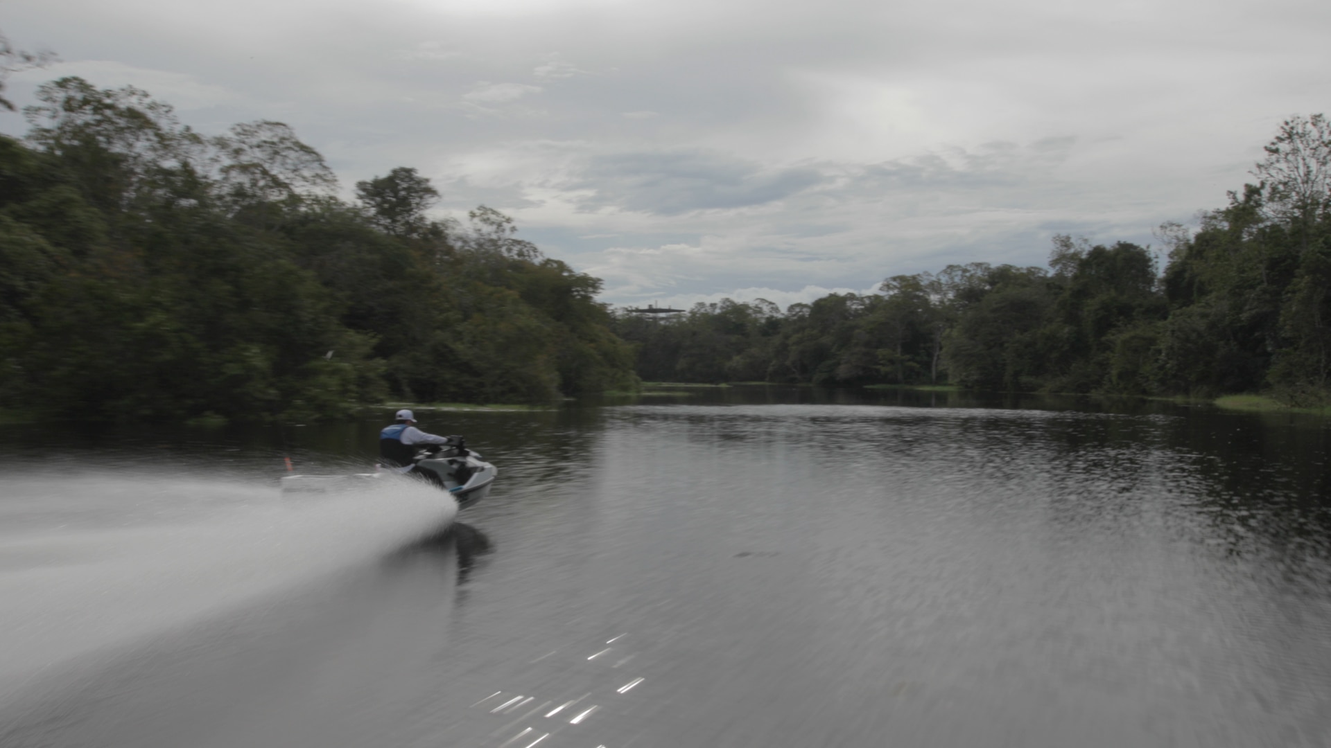 Fernando navegando na Amazônia com FishPro