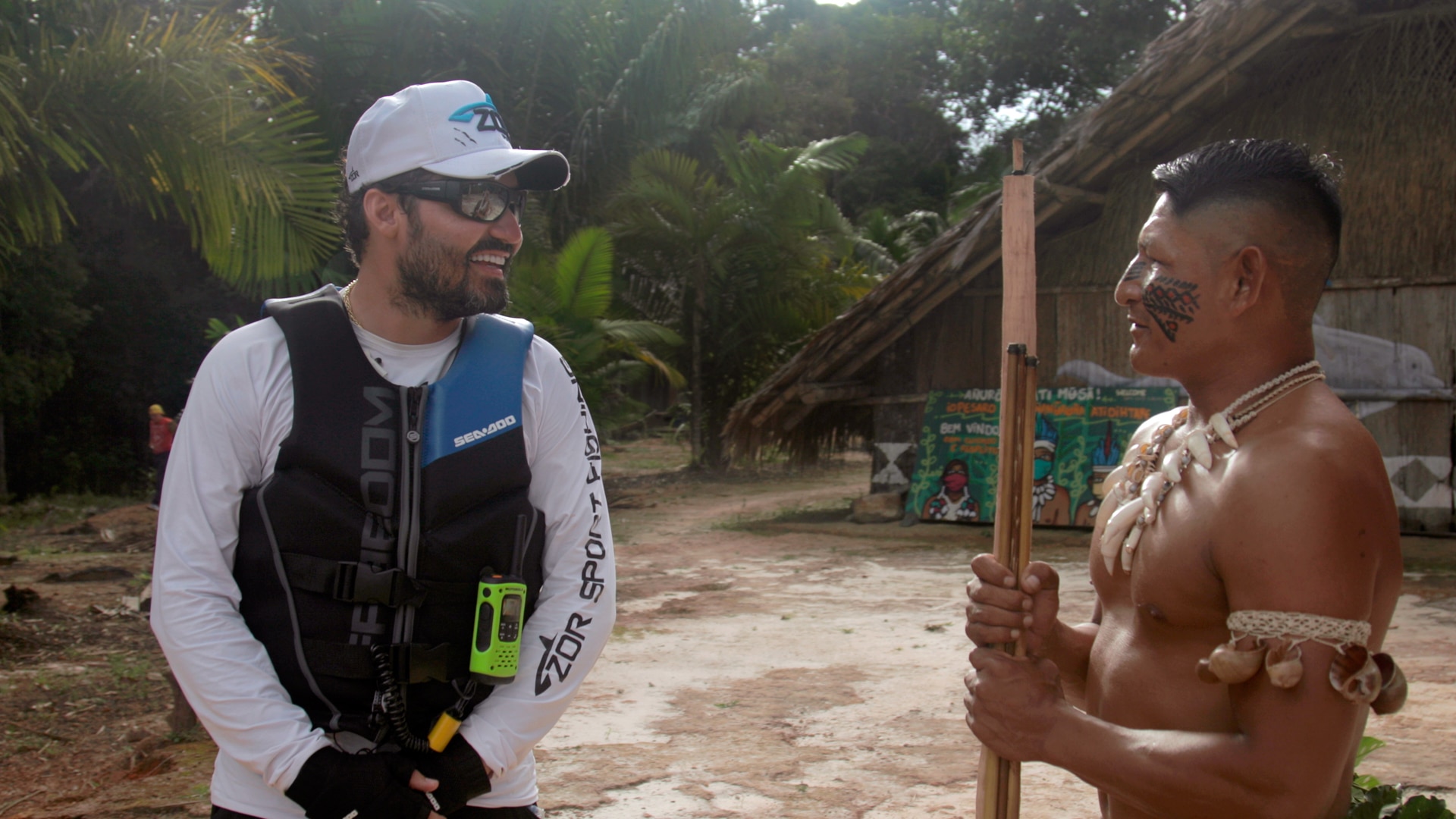 Fernando conversando com índio da Amazônia