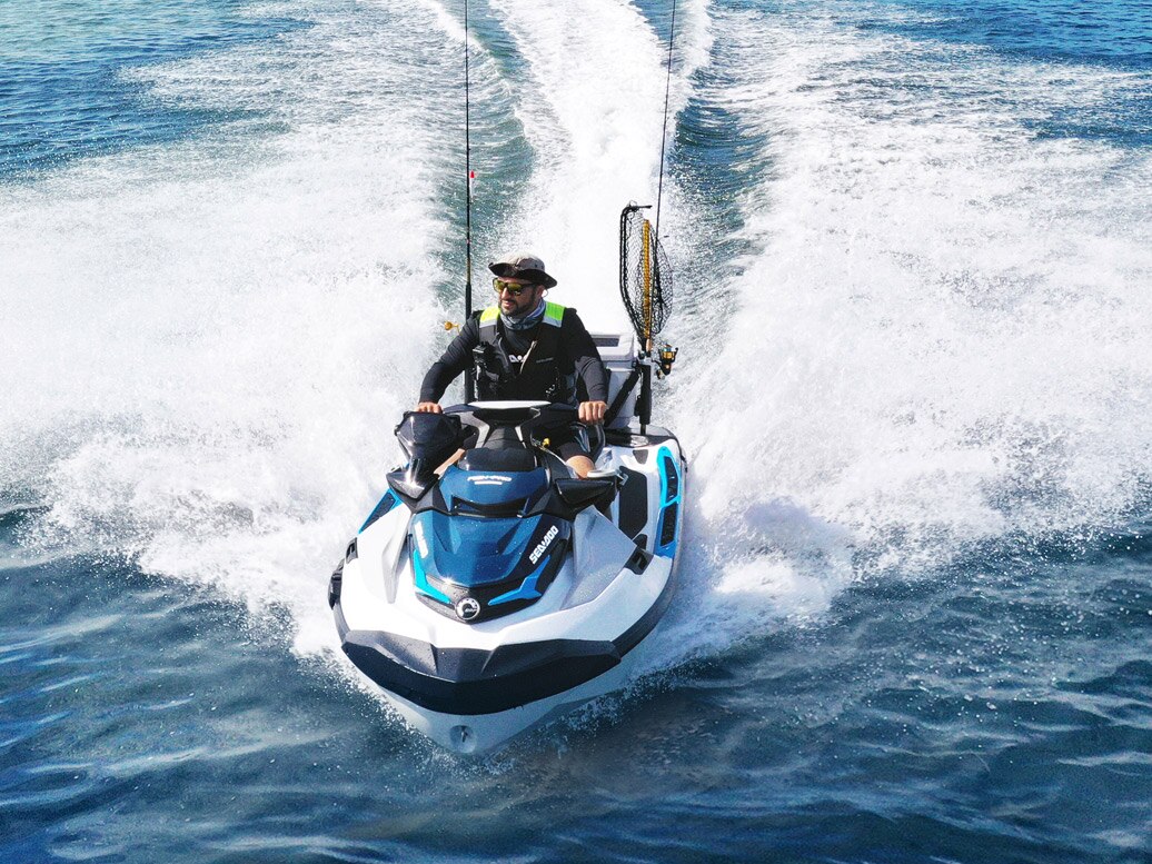 Homem navegando com seu FishPro Sport