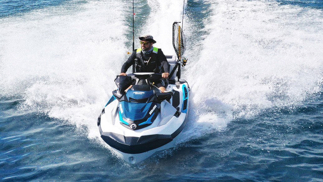 Homem navegando com seu FishPro Sport
