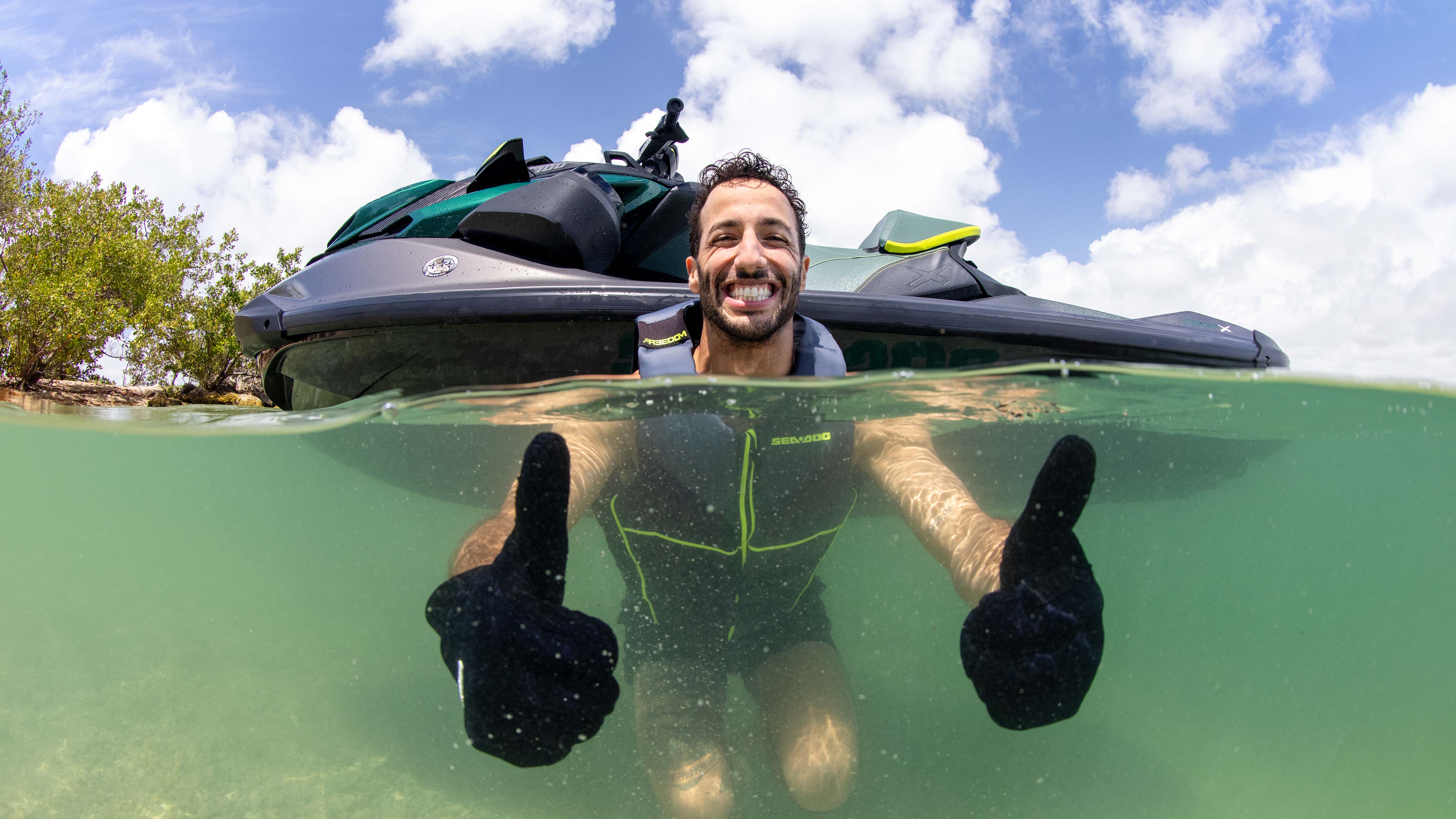 Daniel Ricciardo dans l'eau faisant deux pouces vers le haut pour le nouveau Sea-Doo