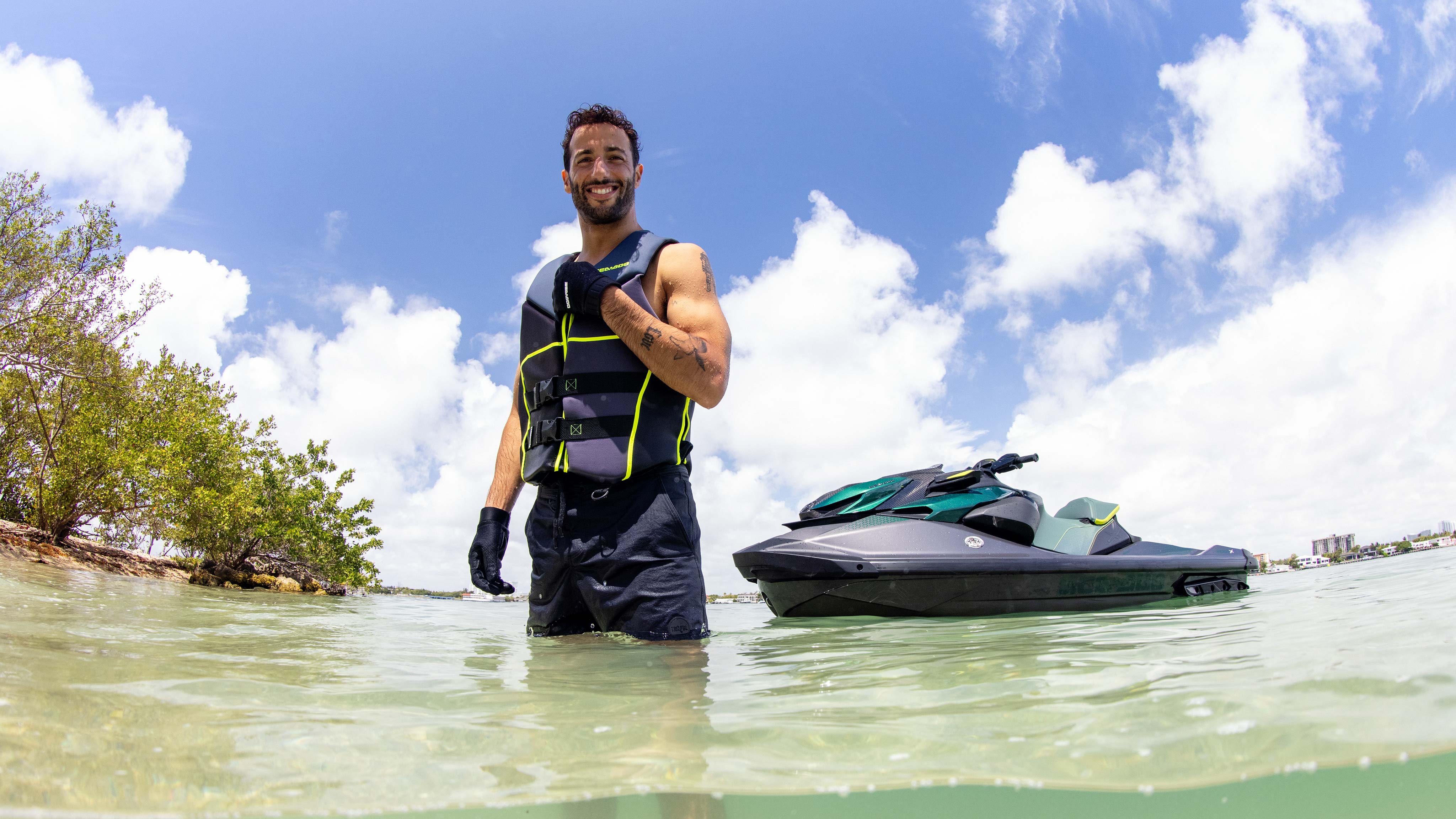 Daniel Ricciardo i vattnet bredvid den nya exklusiva och högpresterande Sea-Doo-vattenskotern