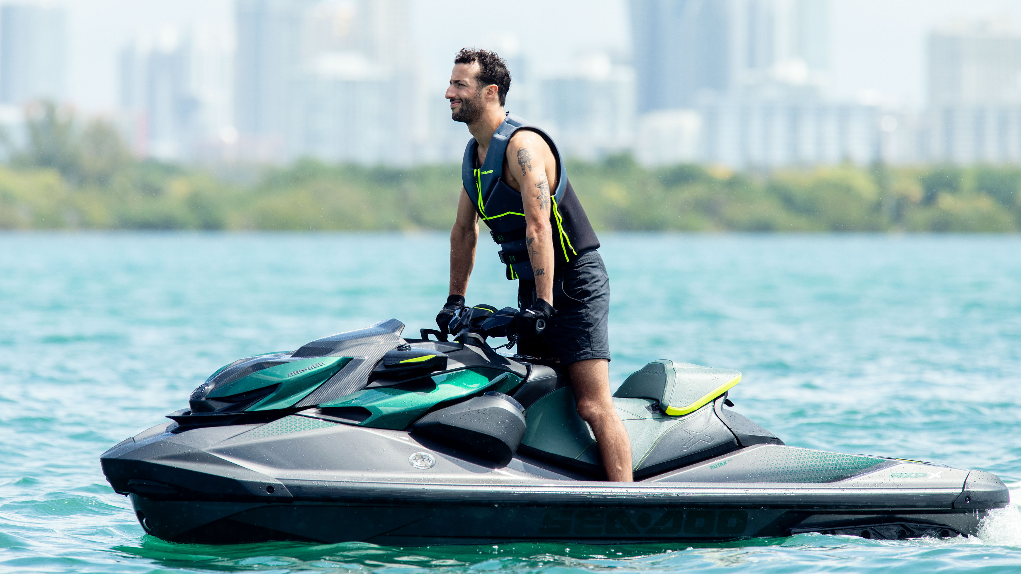 Daniel Ricciardo auf dem neuen Hochleistungs-Jetboot von Sea-Doo auf dem Wasser