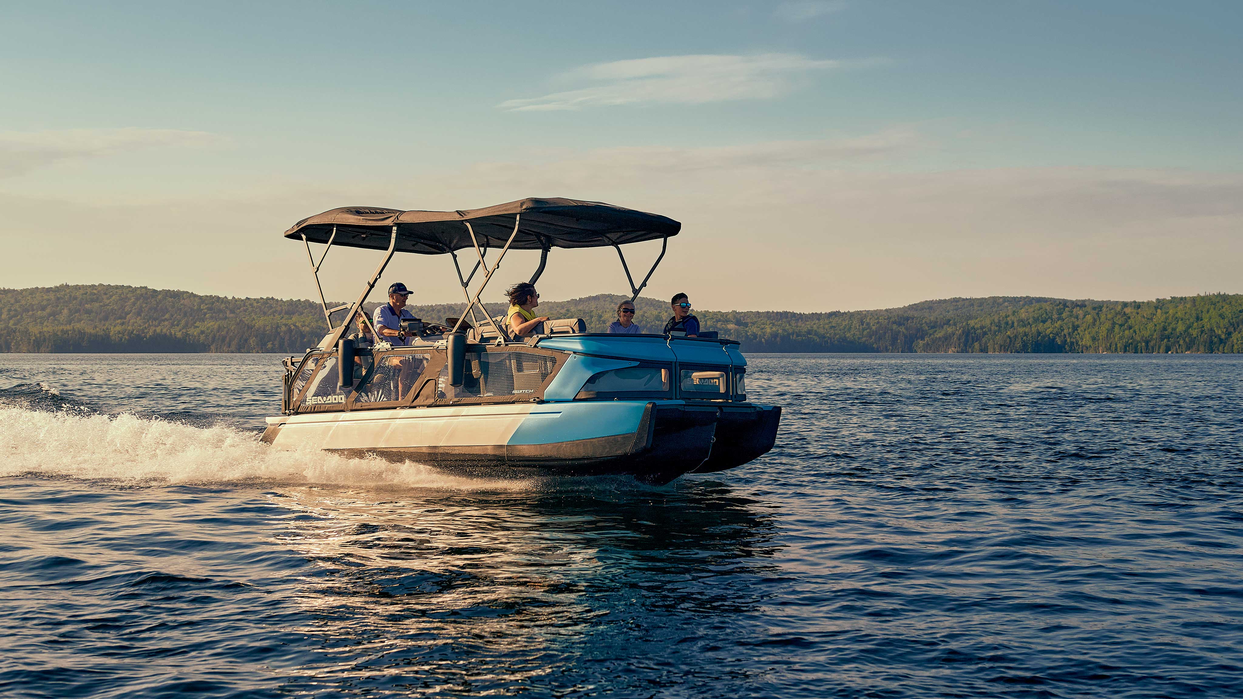 Balade en famille sur un lac avec un Sea-Doo Switch Cruise