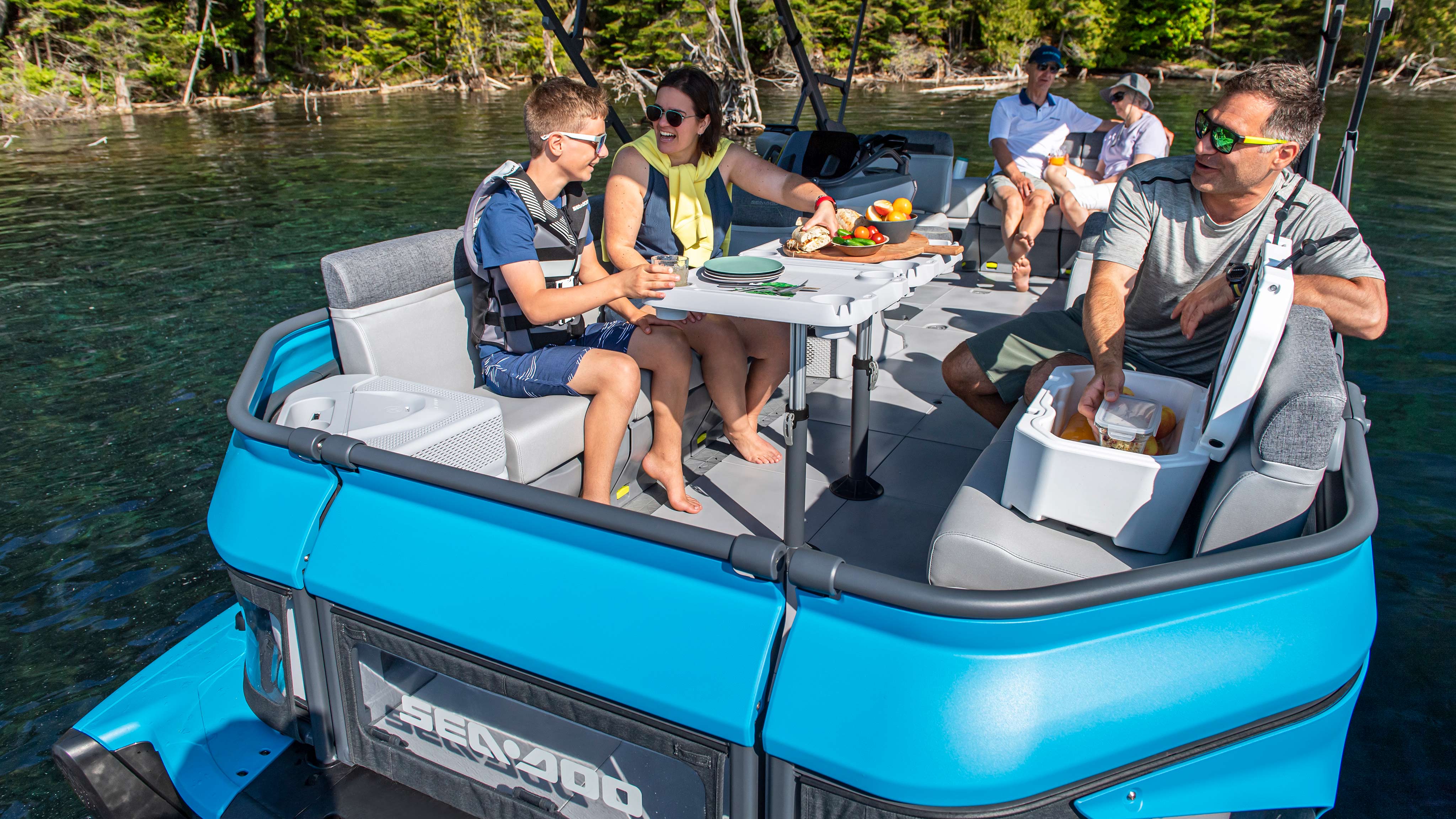 Croisière en famille sur un lac avec un Sea-Doo Switch Cruise