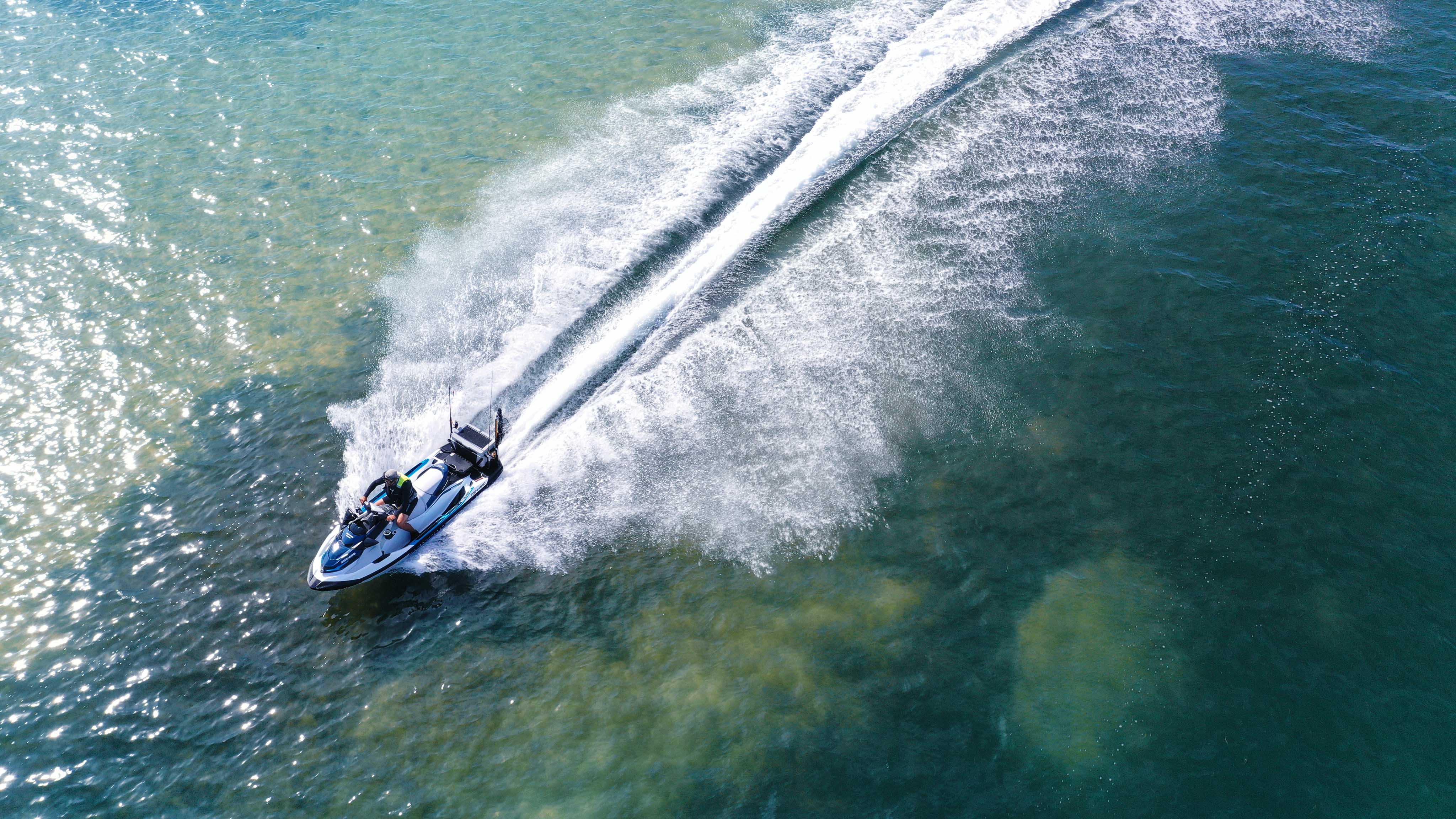 Hombre conduciendo su Sea-Doo FishPro Sport (vista de dron)