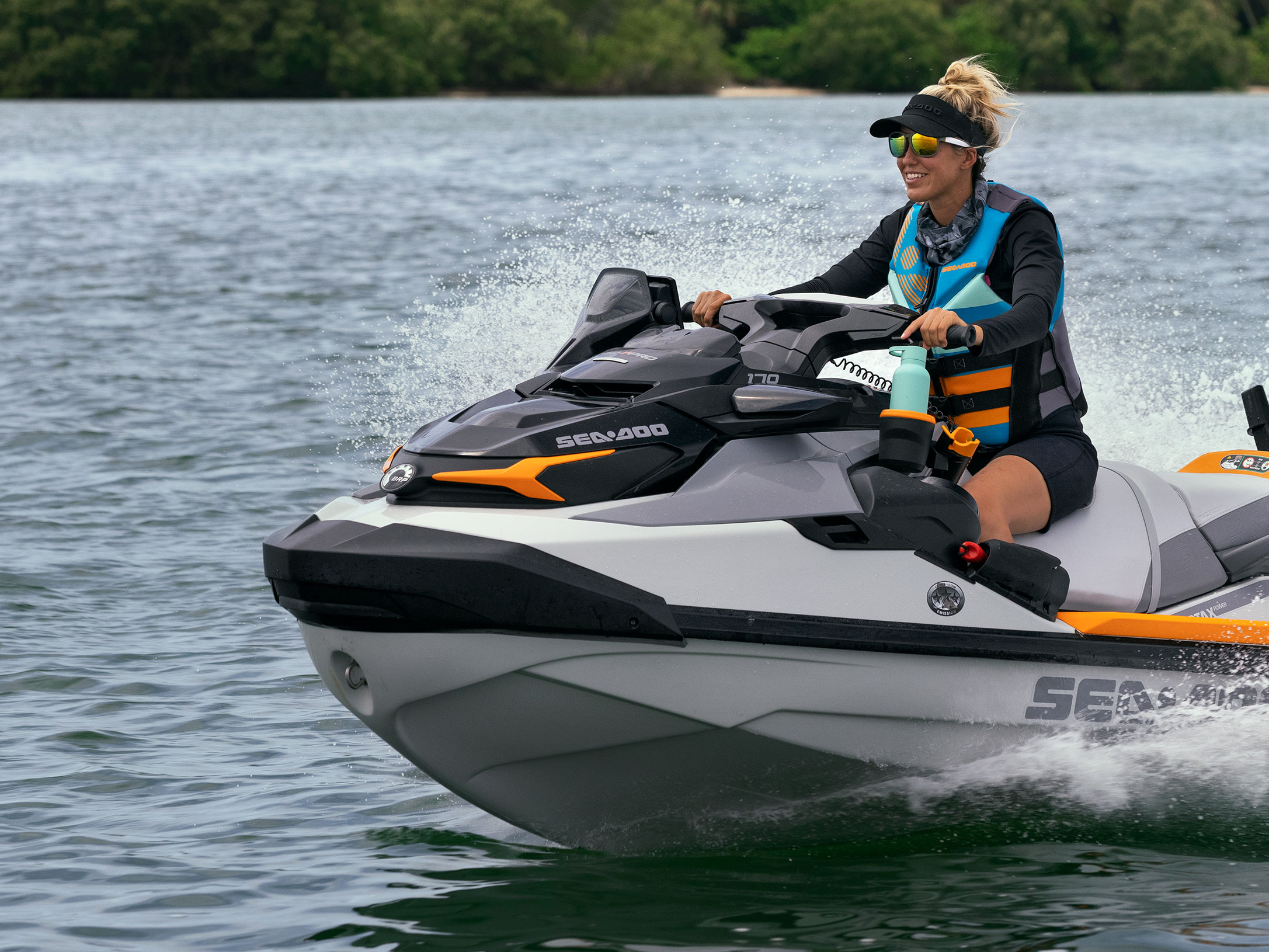 Kvinne kjører en Sea-Doo Fish Pro