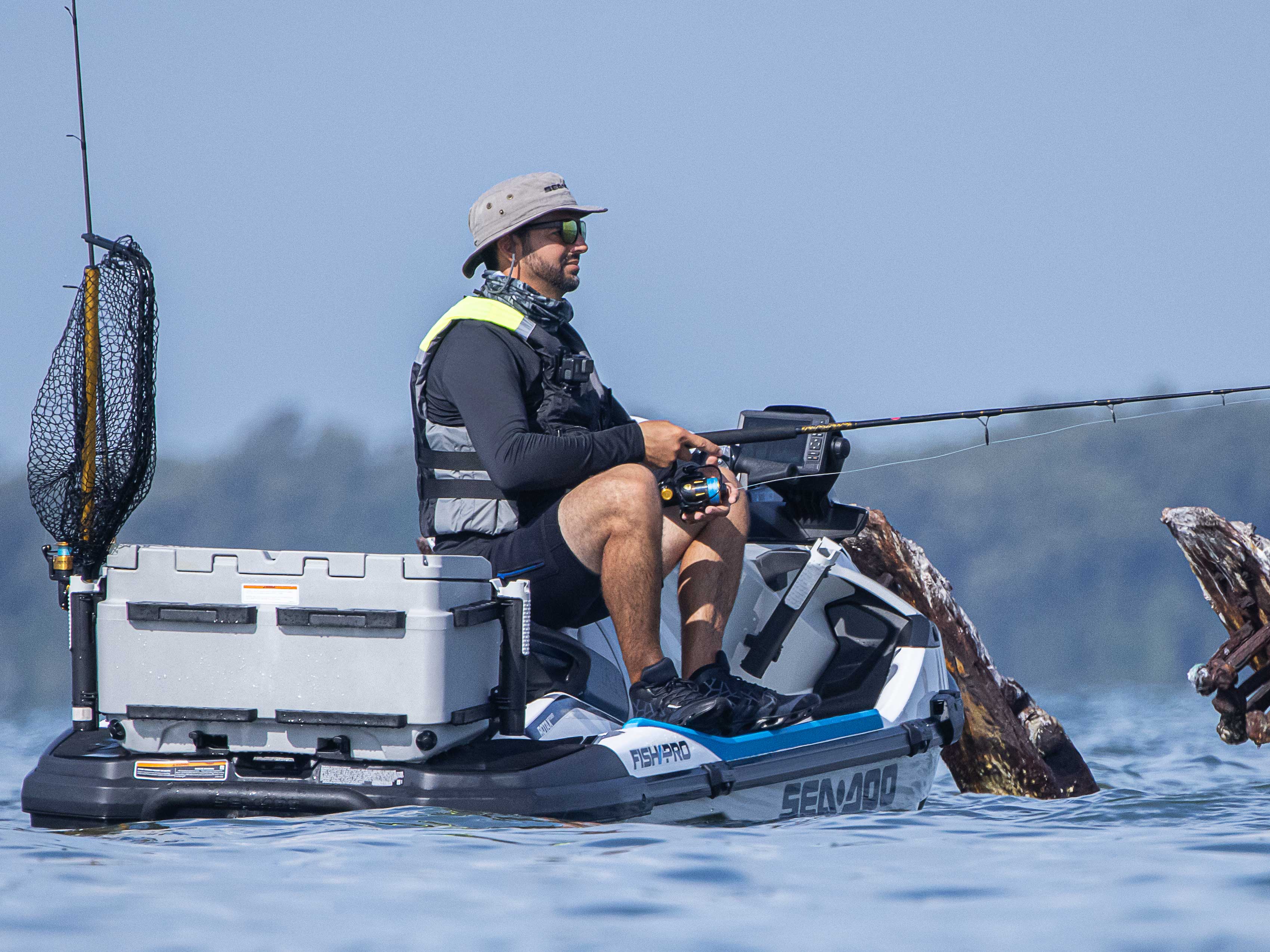 Mann fisker med en Sea-Doo Fish Pro