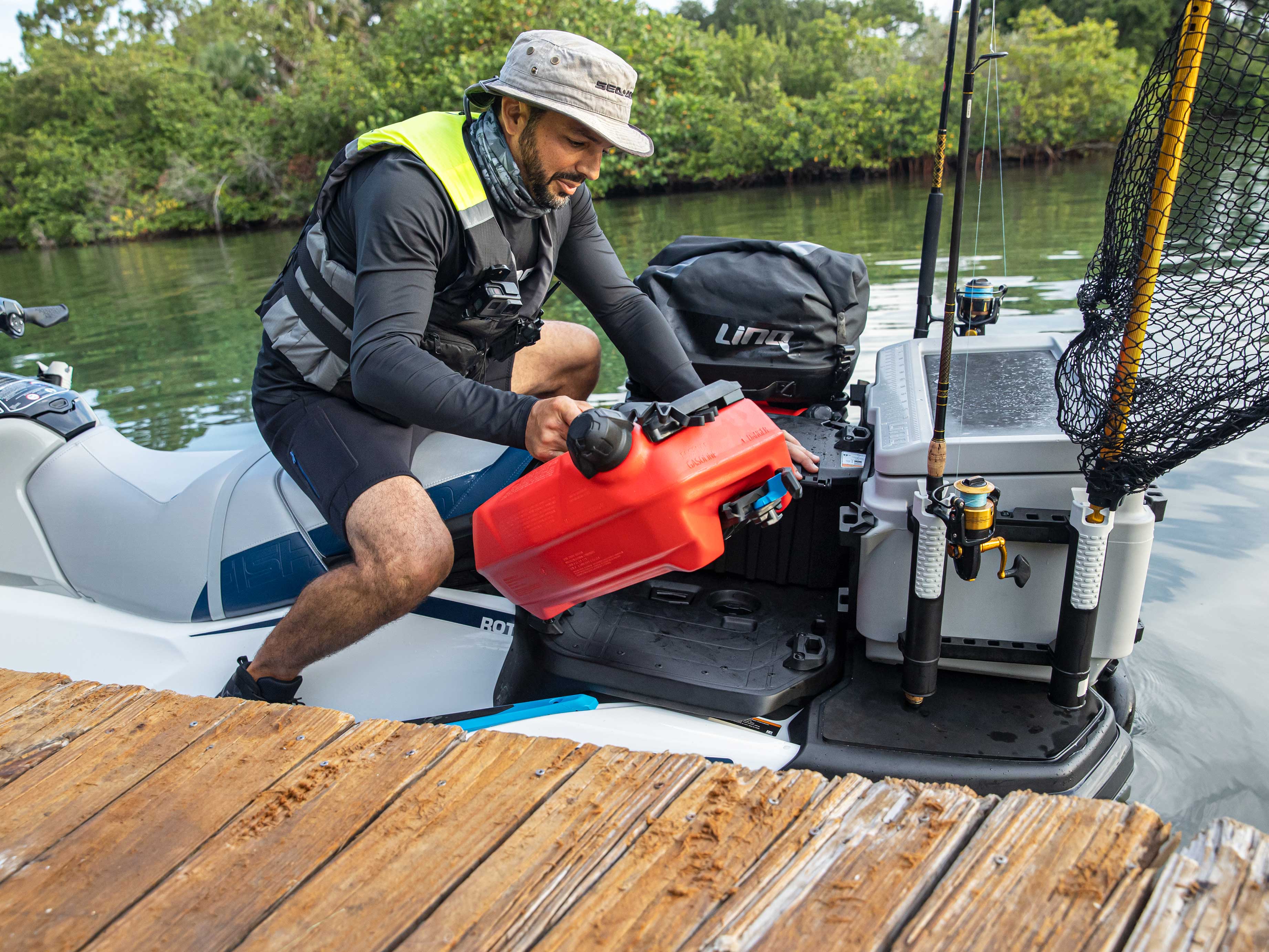 Homem substituindo seu galão de combustível em um Sea-Doo FishPro