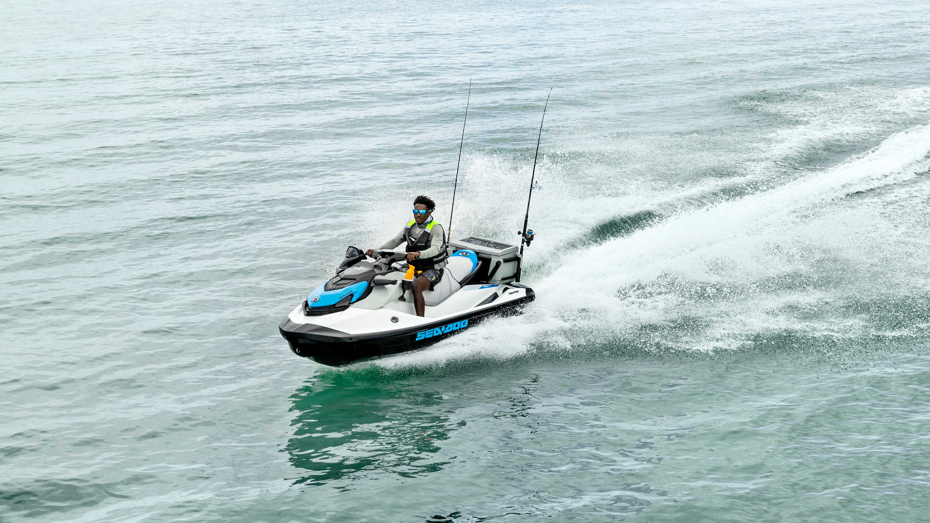 Mann kjører en Sea-Doo Fish Pro Scout