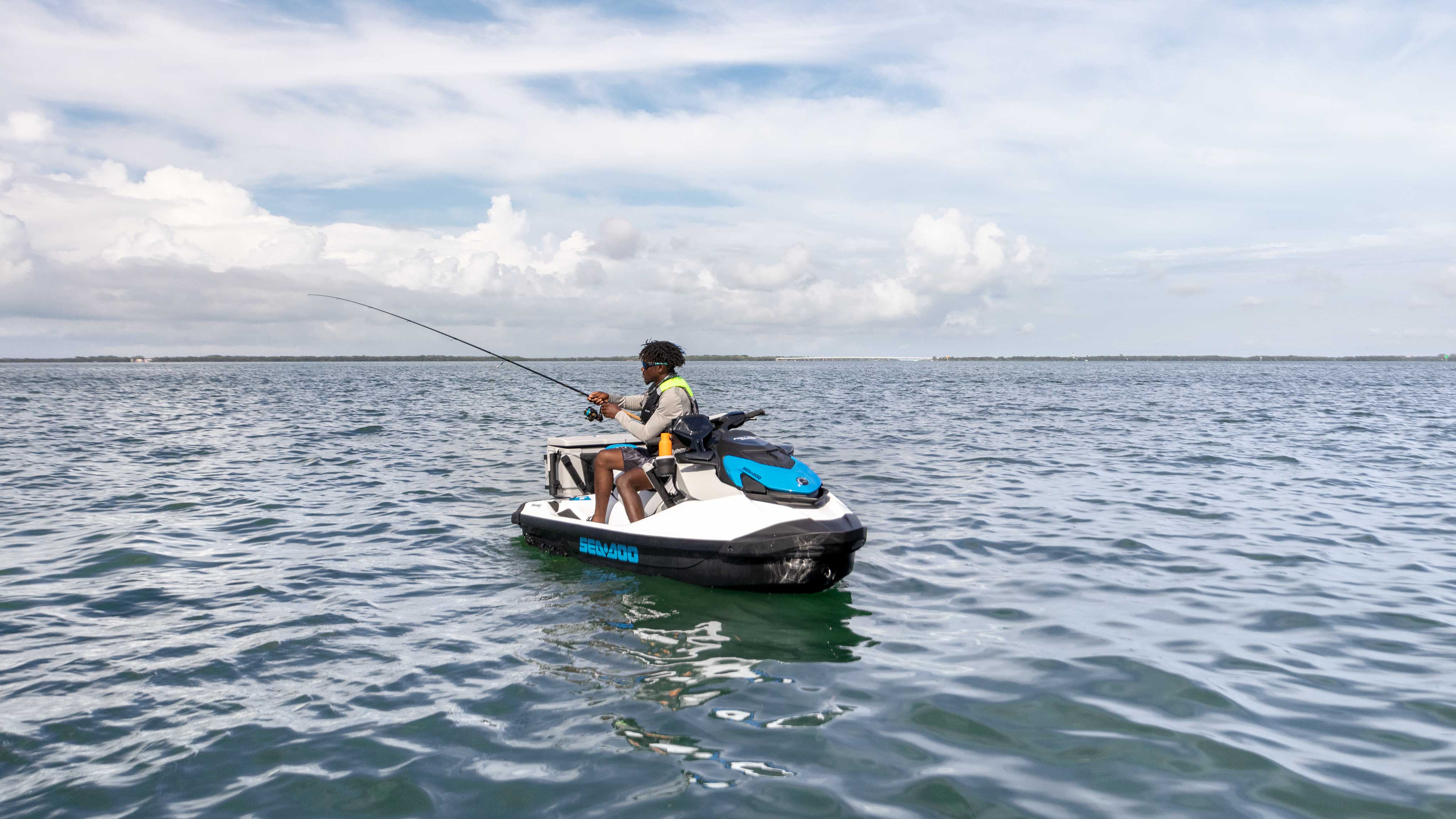 Мужчина рыбачит на Sea-Doo FishPro Scout