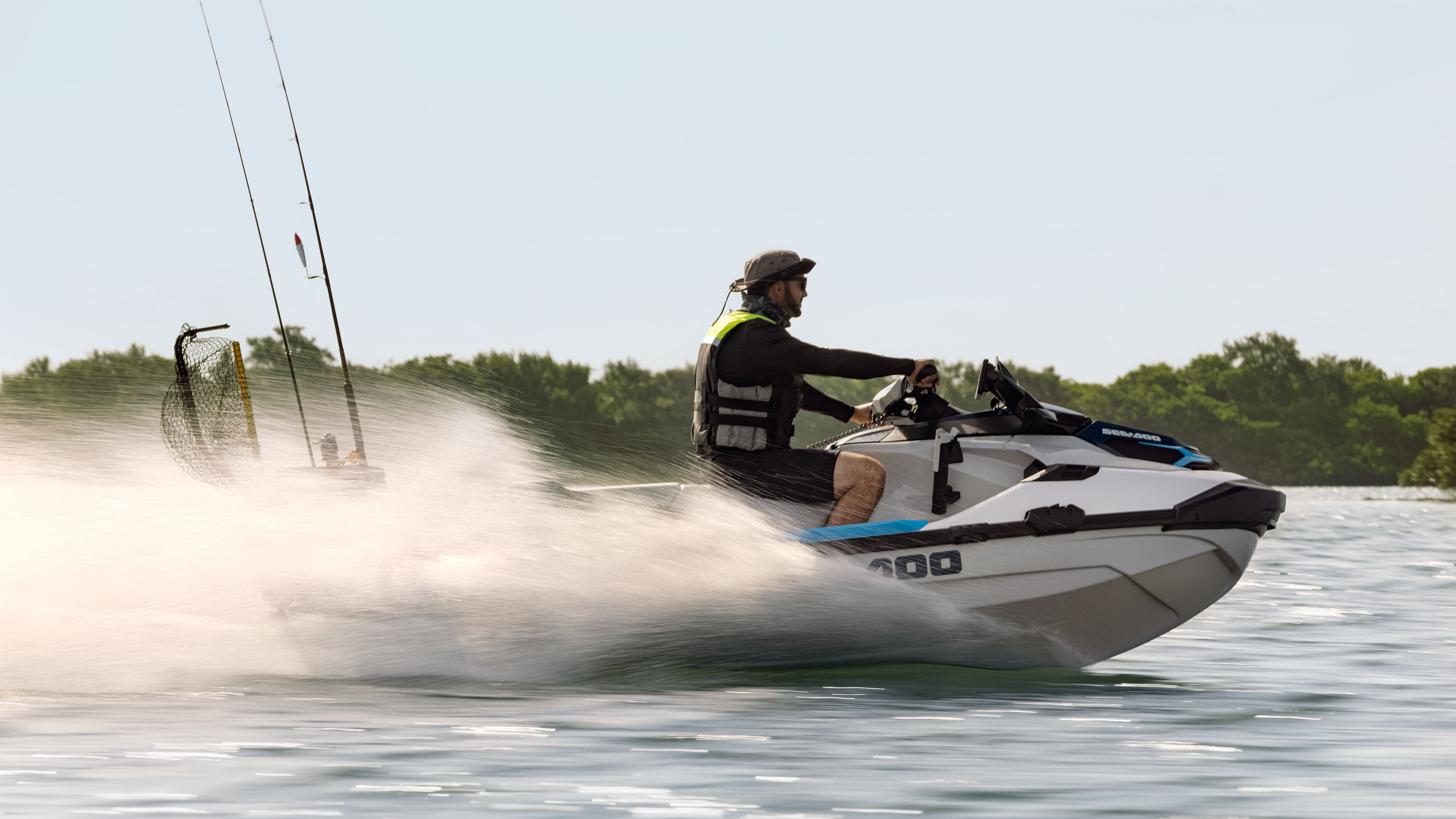 Un hombre conduciendo una Sea-Doo FishPro Sport a alta velocidad