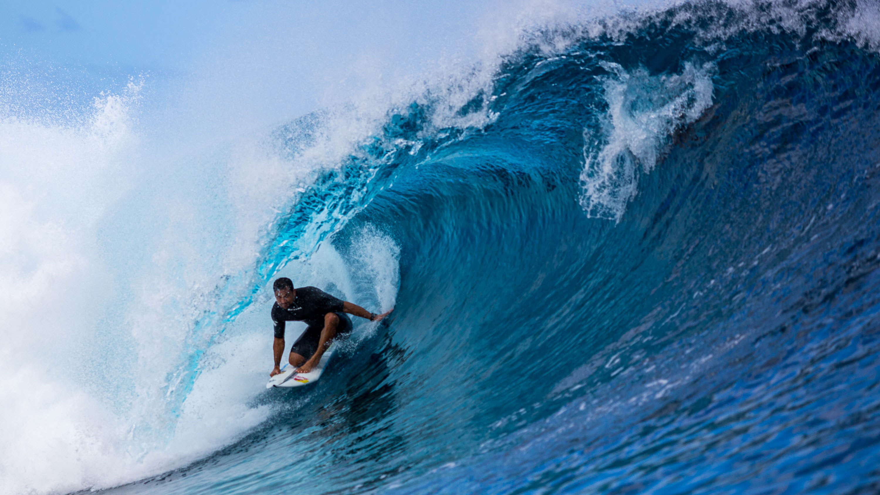 Michel Bourez faisant du surf à Tahiti