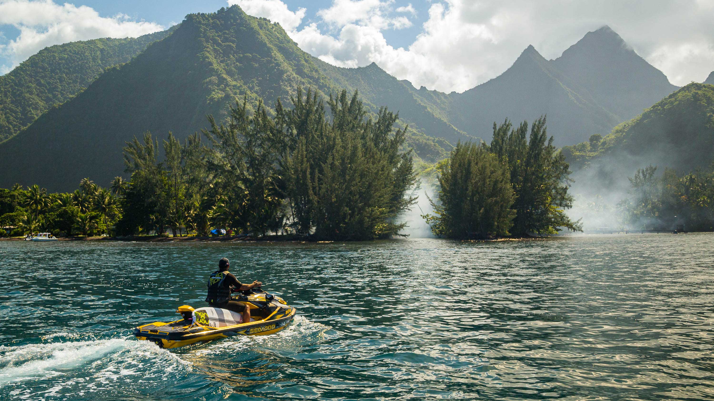 Michel Bourez sur un Sea-Doo à Tahiti