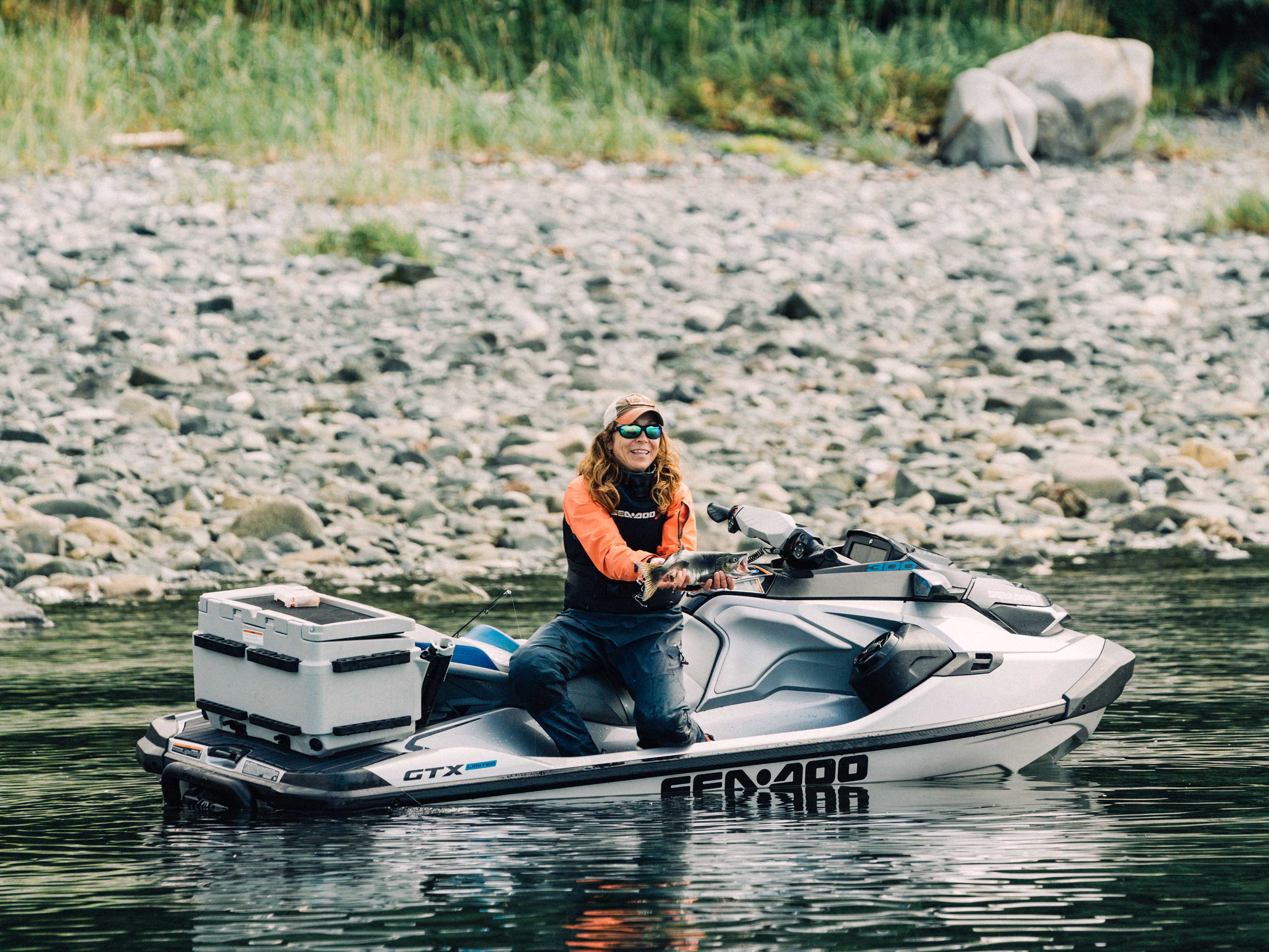 Michelle Oakley en train de pêcher sur un Sea-Doo 