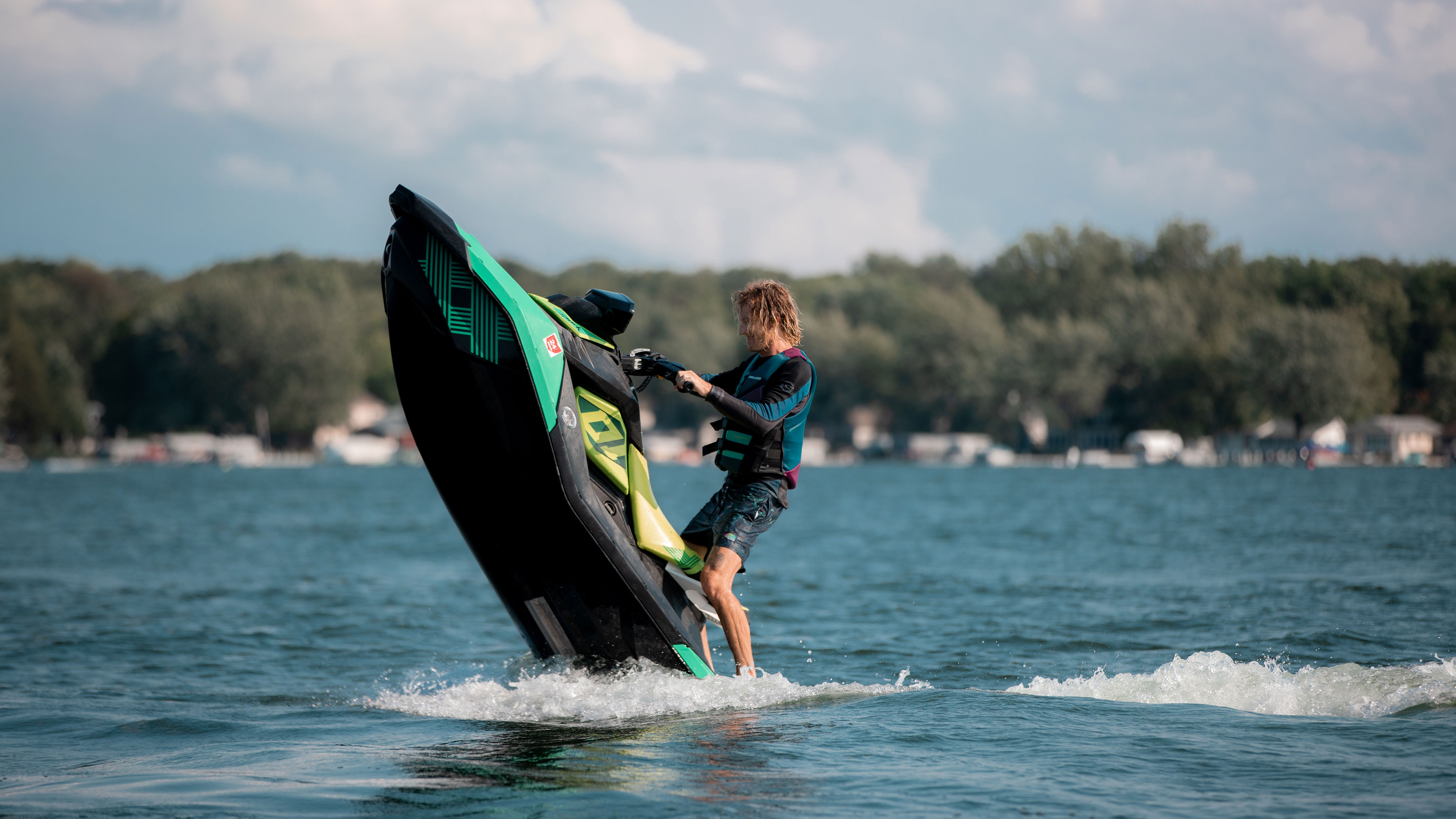 Rory Kramer faisant une chandelle avec un Sea-Doo SPARK TRIXX