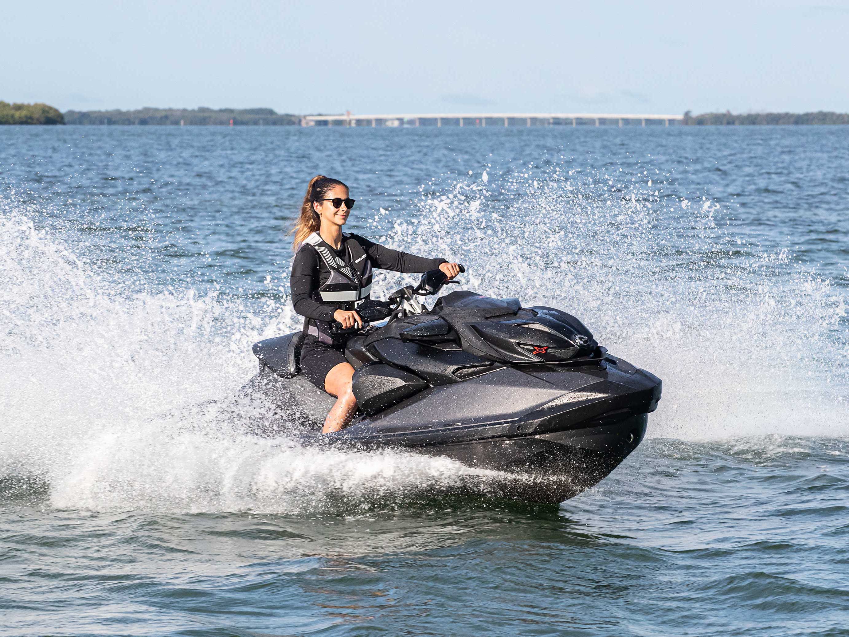 Kvinne kjører Sea-Doo RXP-X