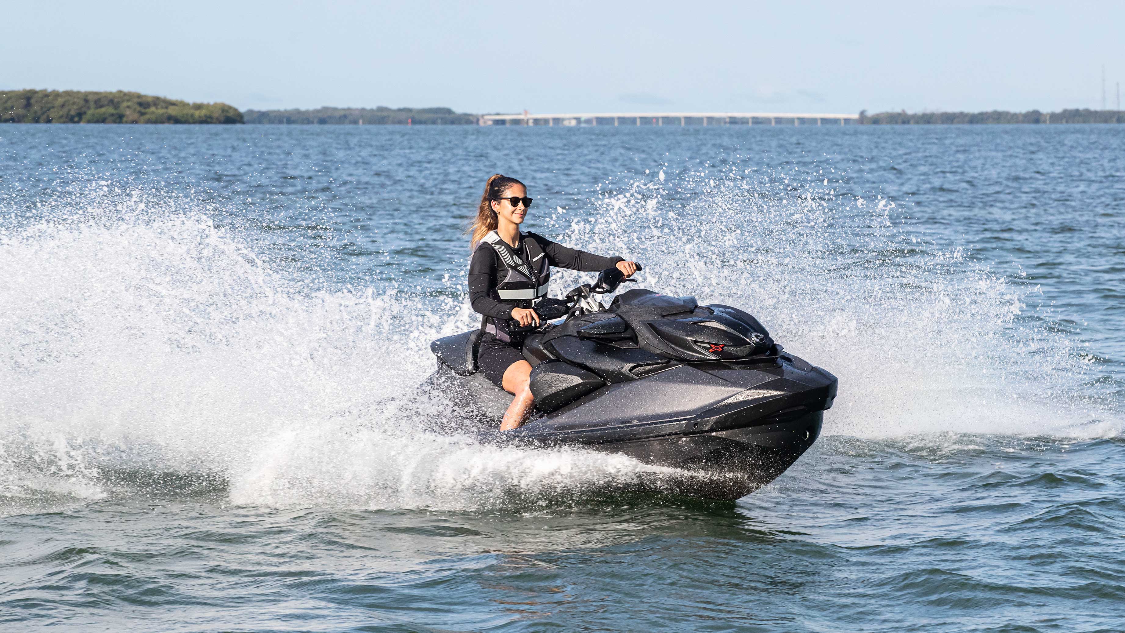 Una mujer conduciendo una Sea-Doo RXP-X