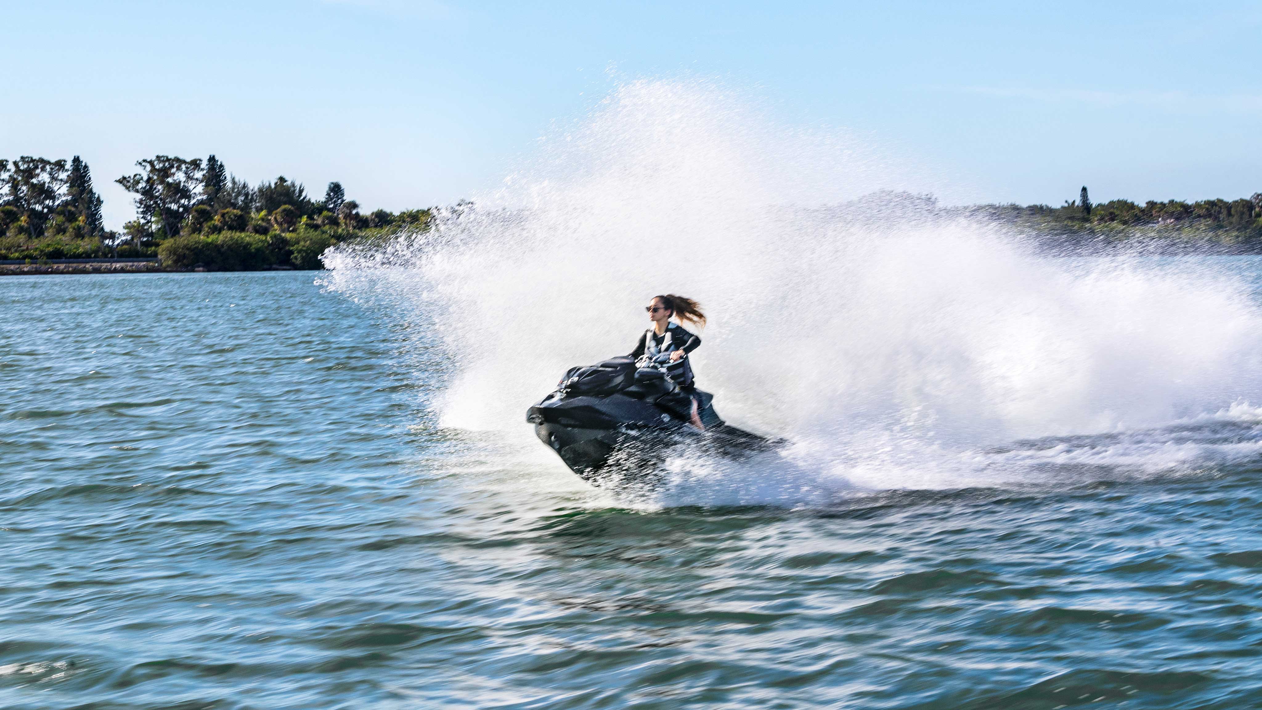 Женщина набирает скорость на Sea-Doo RXP-X