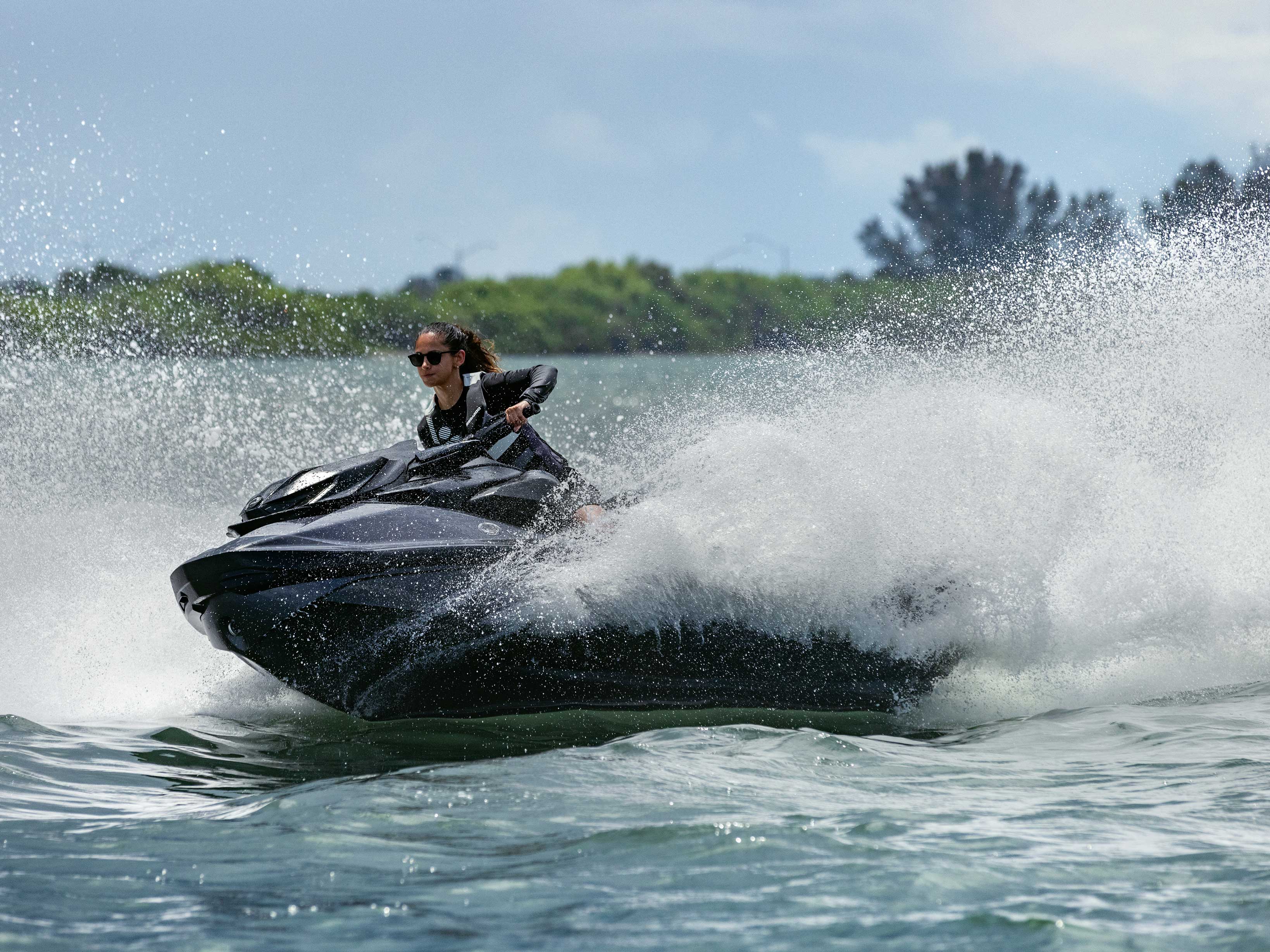 Femme allant vite sur l'eau avec le Sea-Doo RXP-X 2022