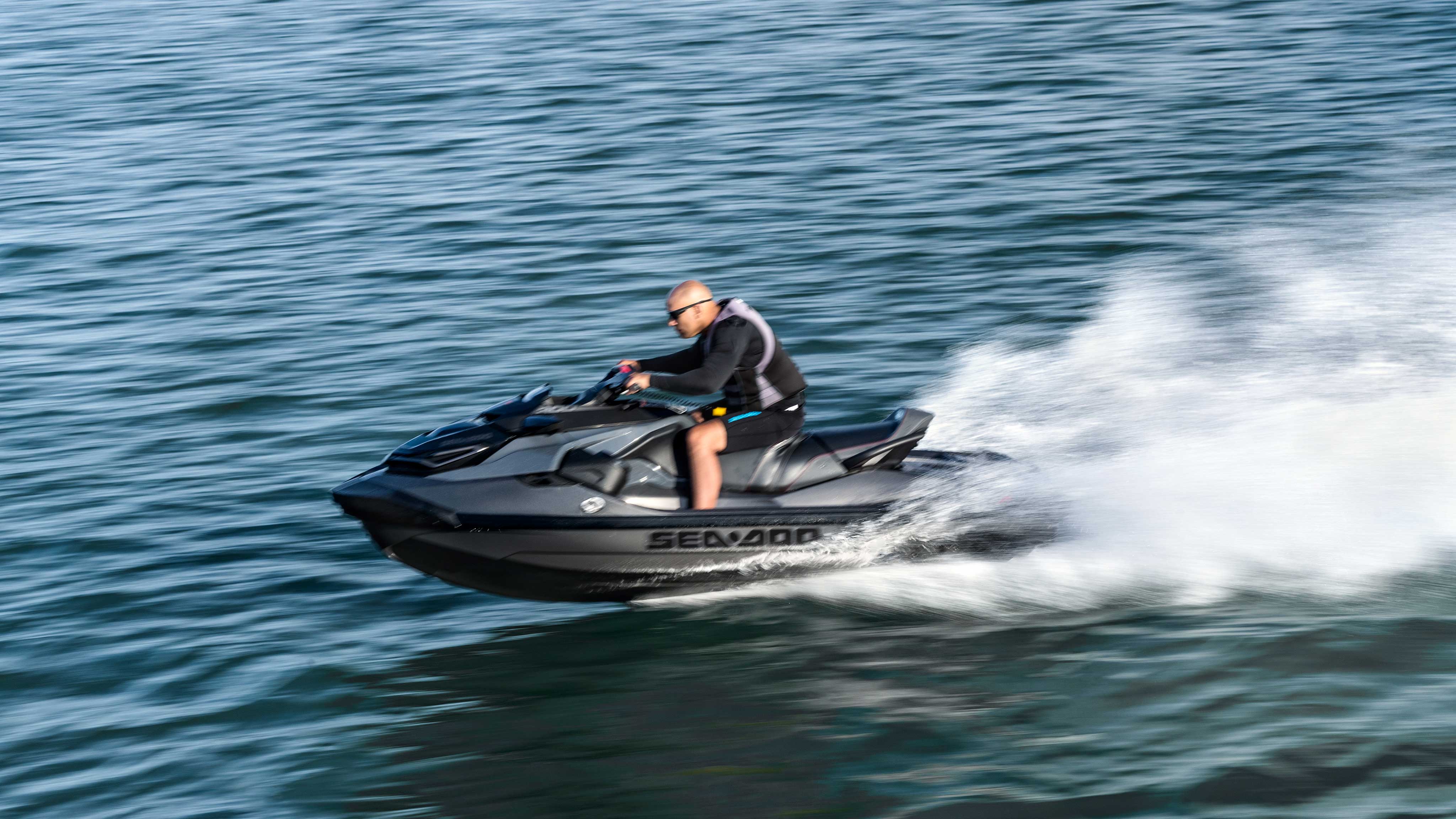Hombre navegando a alta velocidad en una Sea-Doo RXT-X