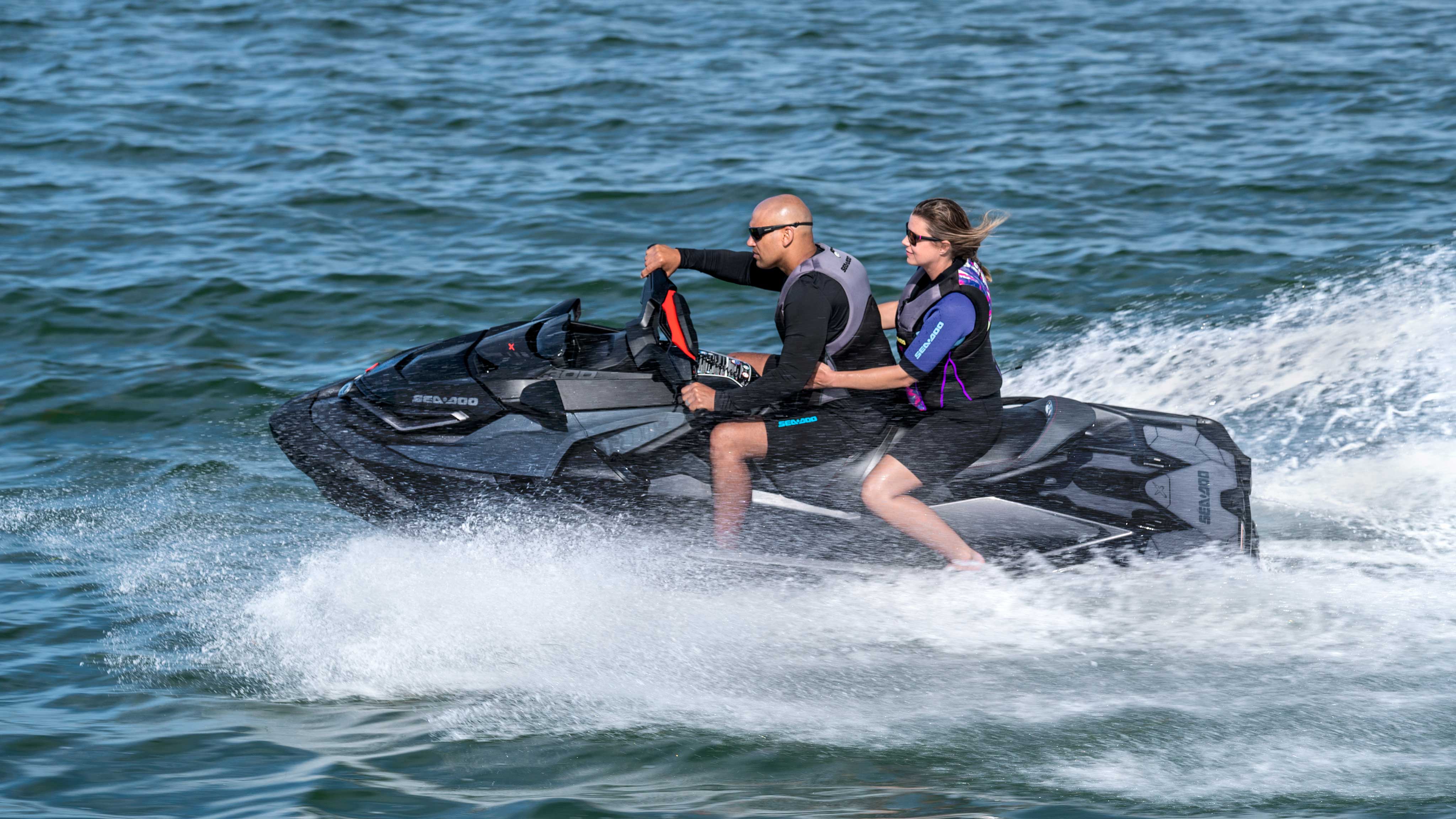 一对情侣共同乘坐 Sea-Doo RXT-X 摩托艇