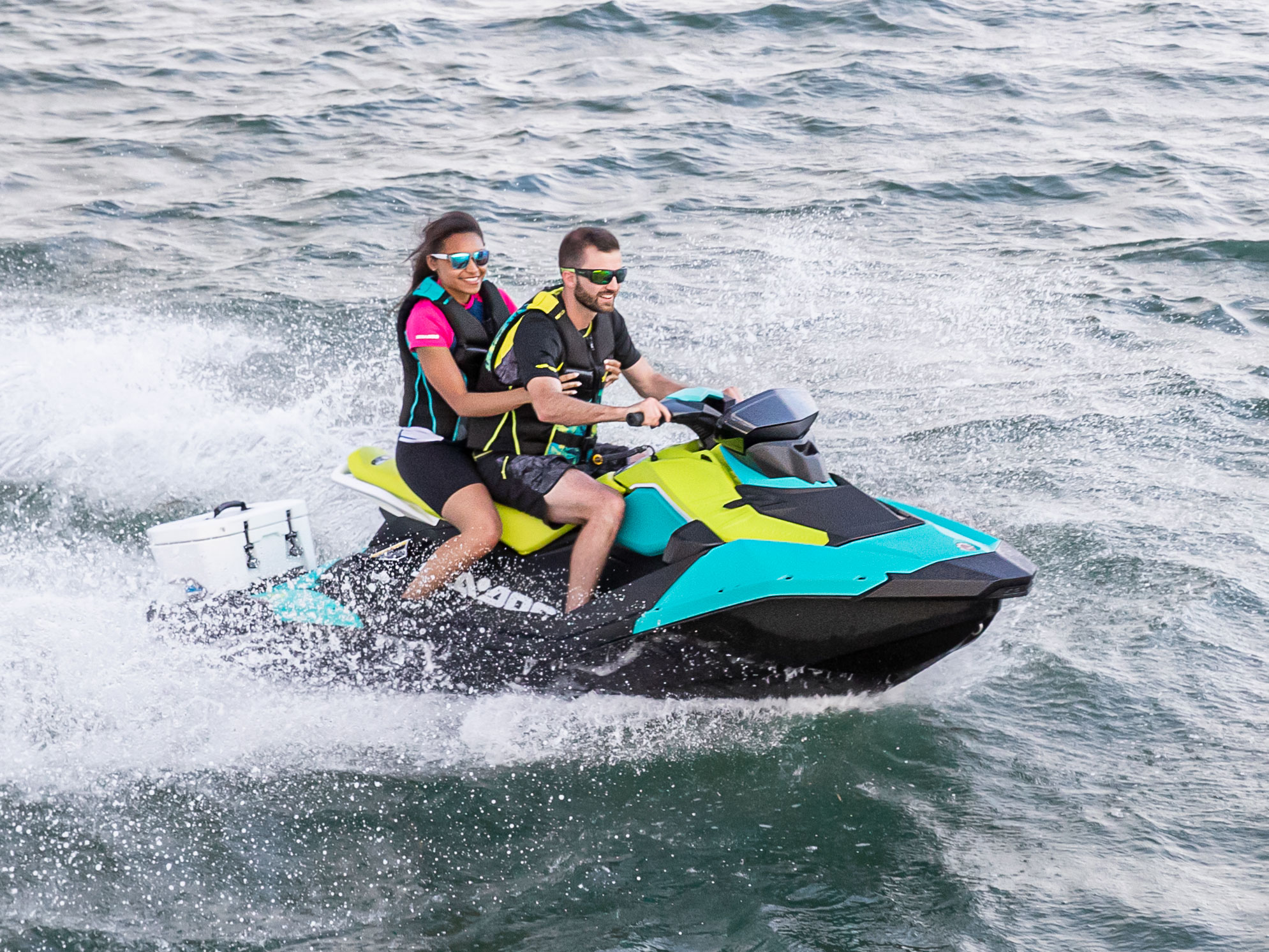 Couple en randonnée motomarine sur un Sea-Doo Spark Bleu