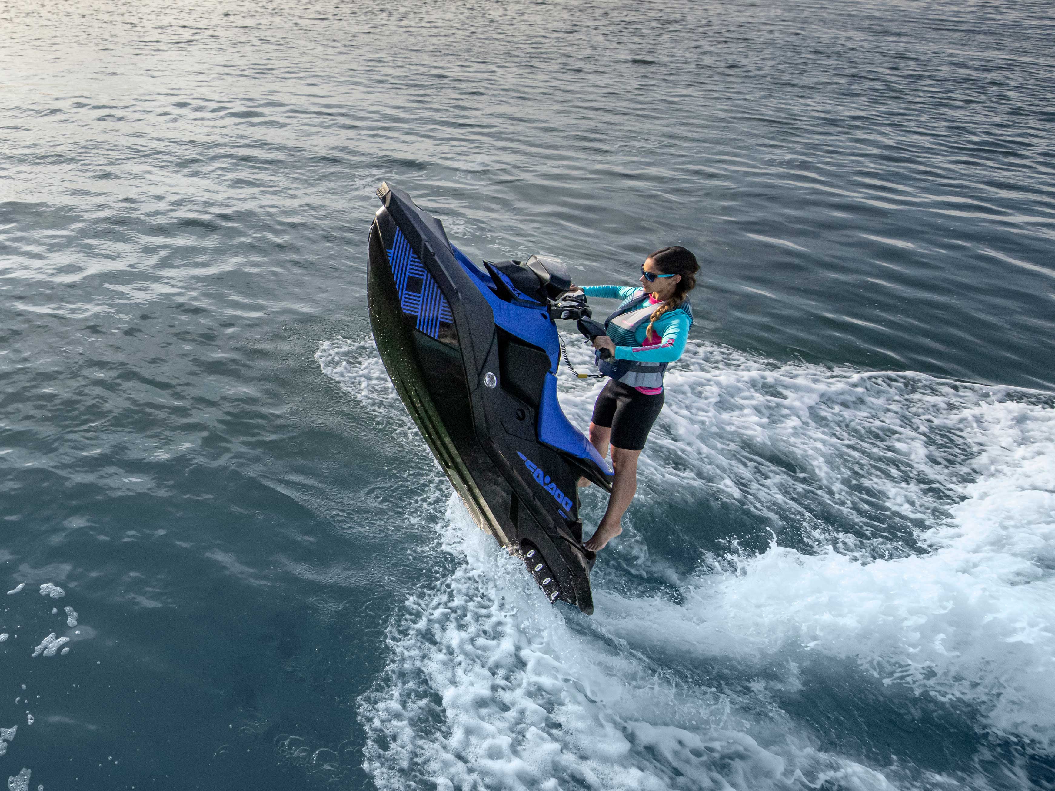 Una mujer de pie en una Sea-Doo Spark Trixx 2022 en el agua