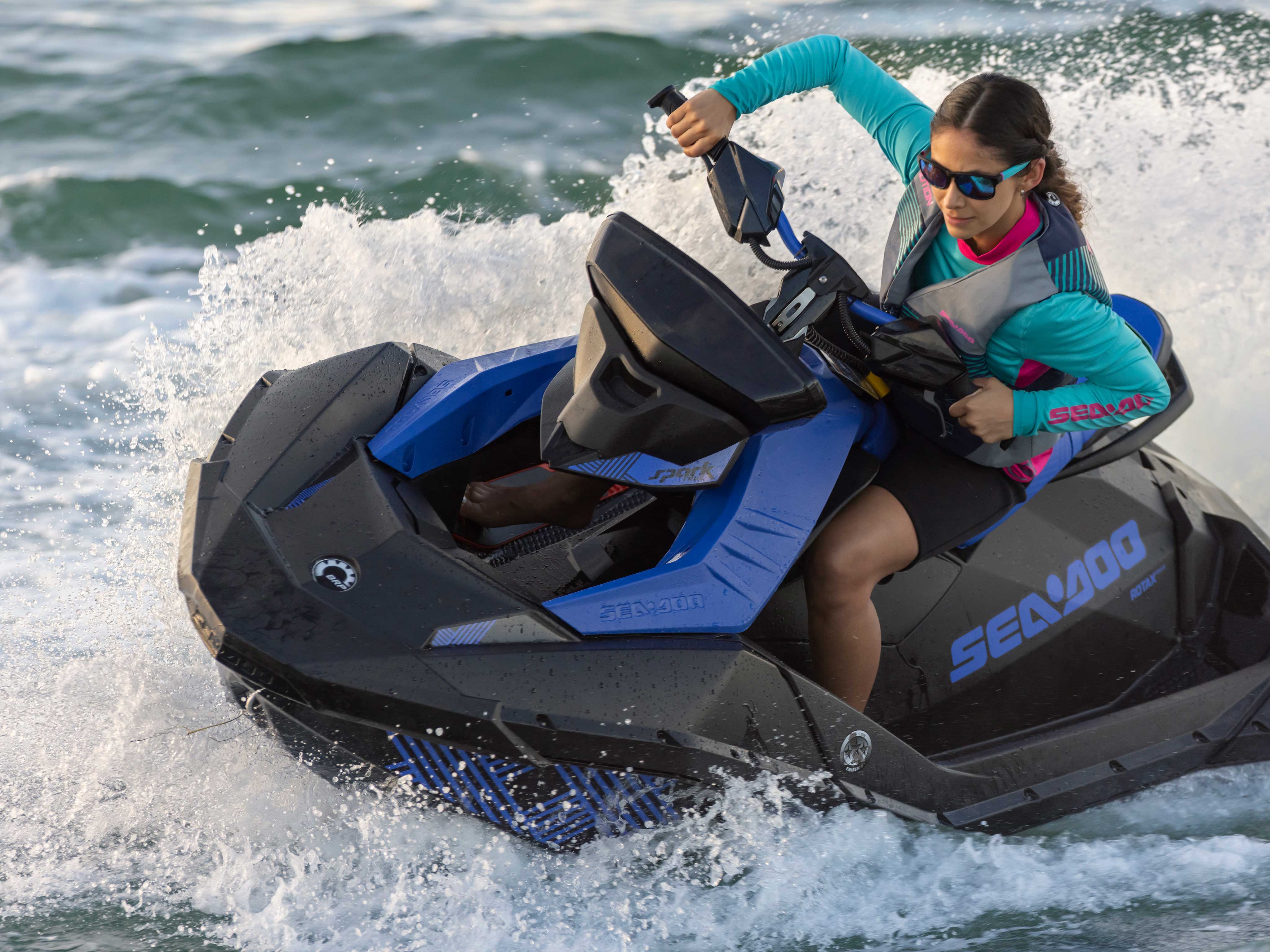 Женщина выполняет резкие повороты на гидроцикле Sea-Doo Spark Trixx из модельного ряда 2022 года
