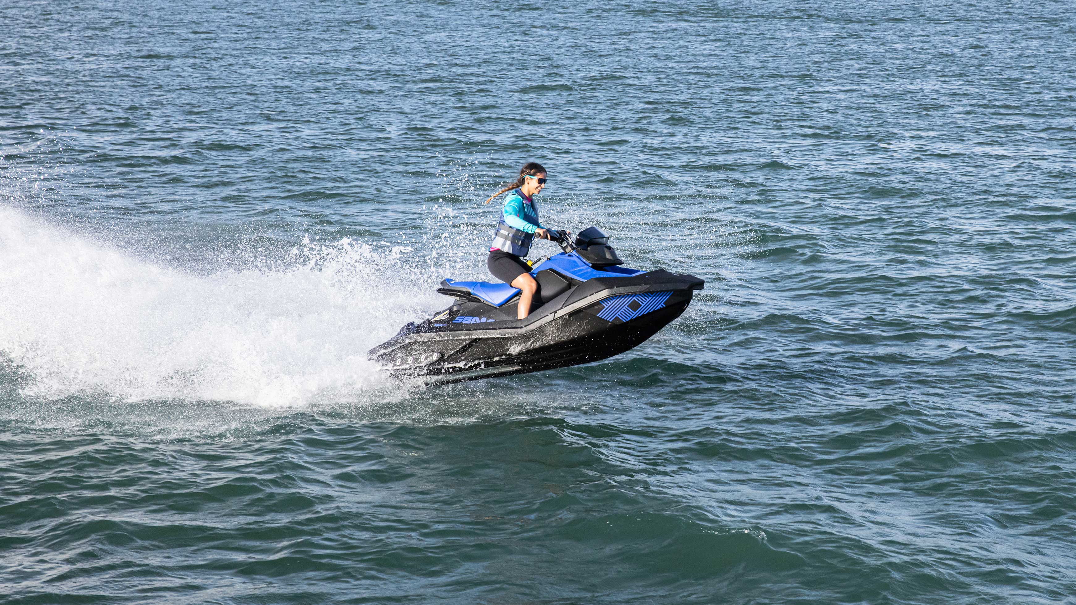 Mulher pilotando seu Sea-Doo Spark Trixx azul