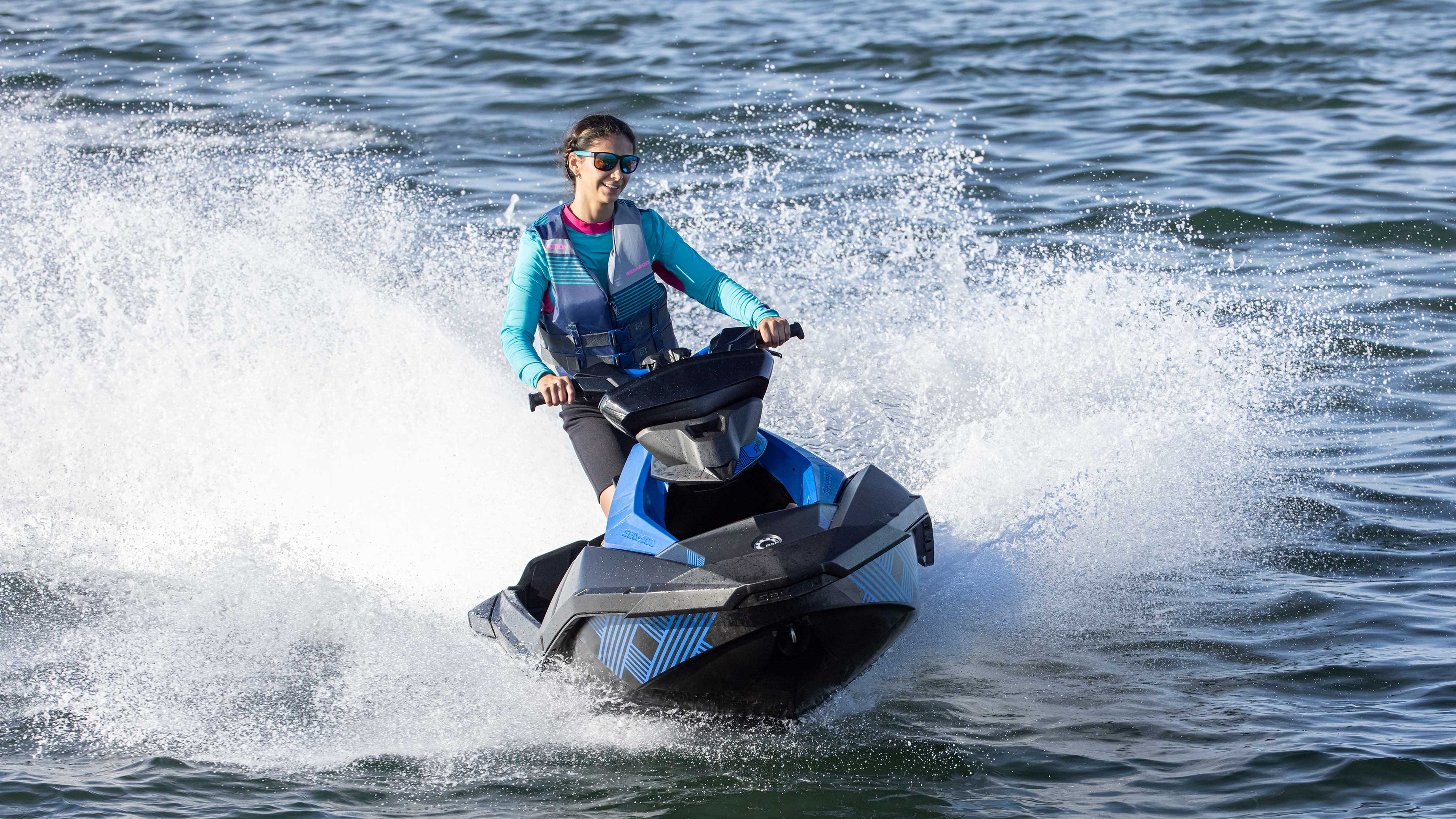Женщина едет на Sea-Doo Spark Trixx синего цвета