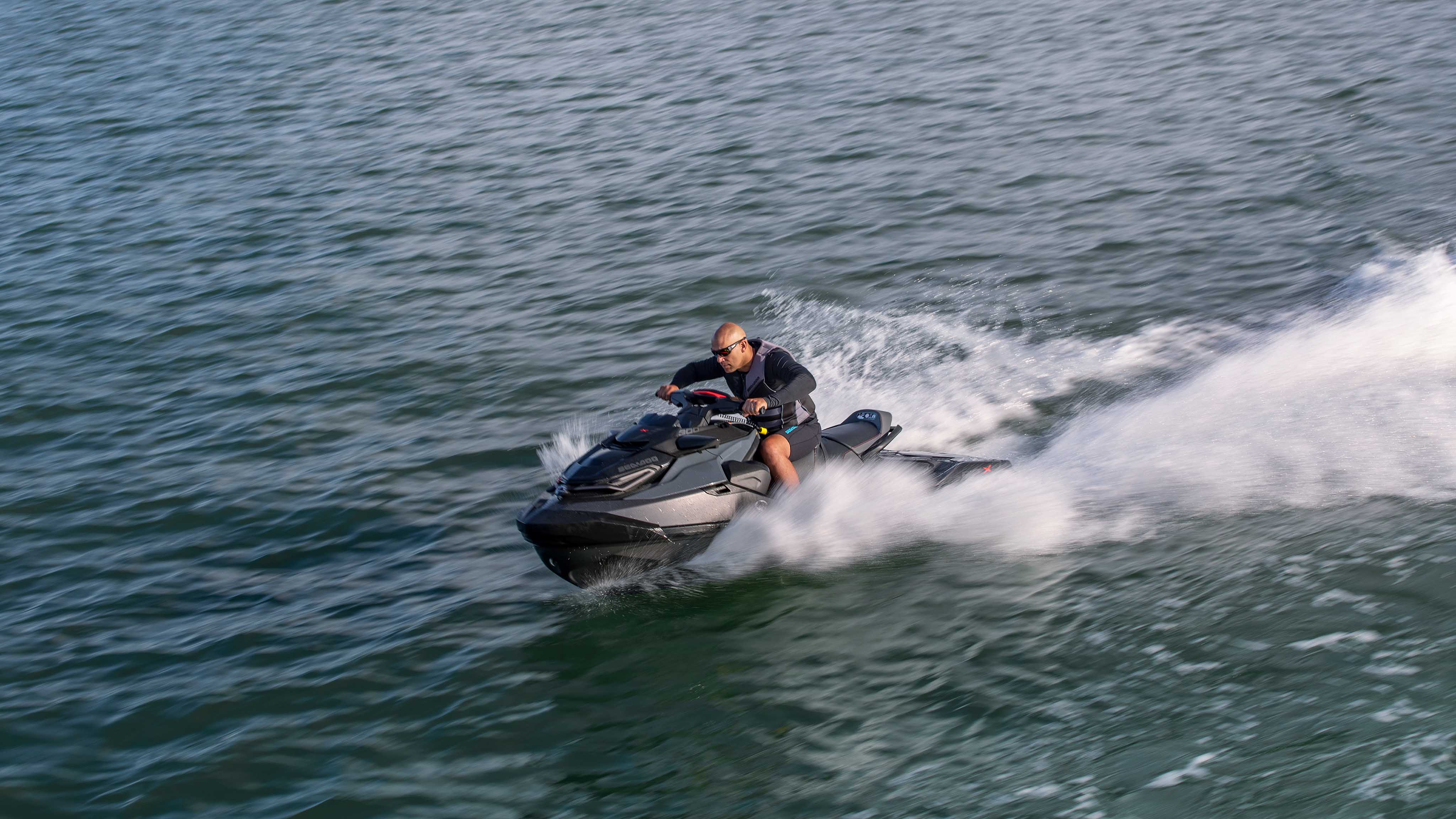 Mann fährt schnell auf seinem Sea-Doo RXP-X Modelljahr 2022