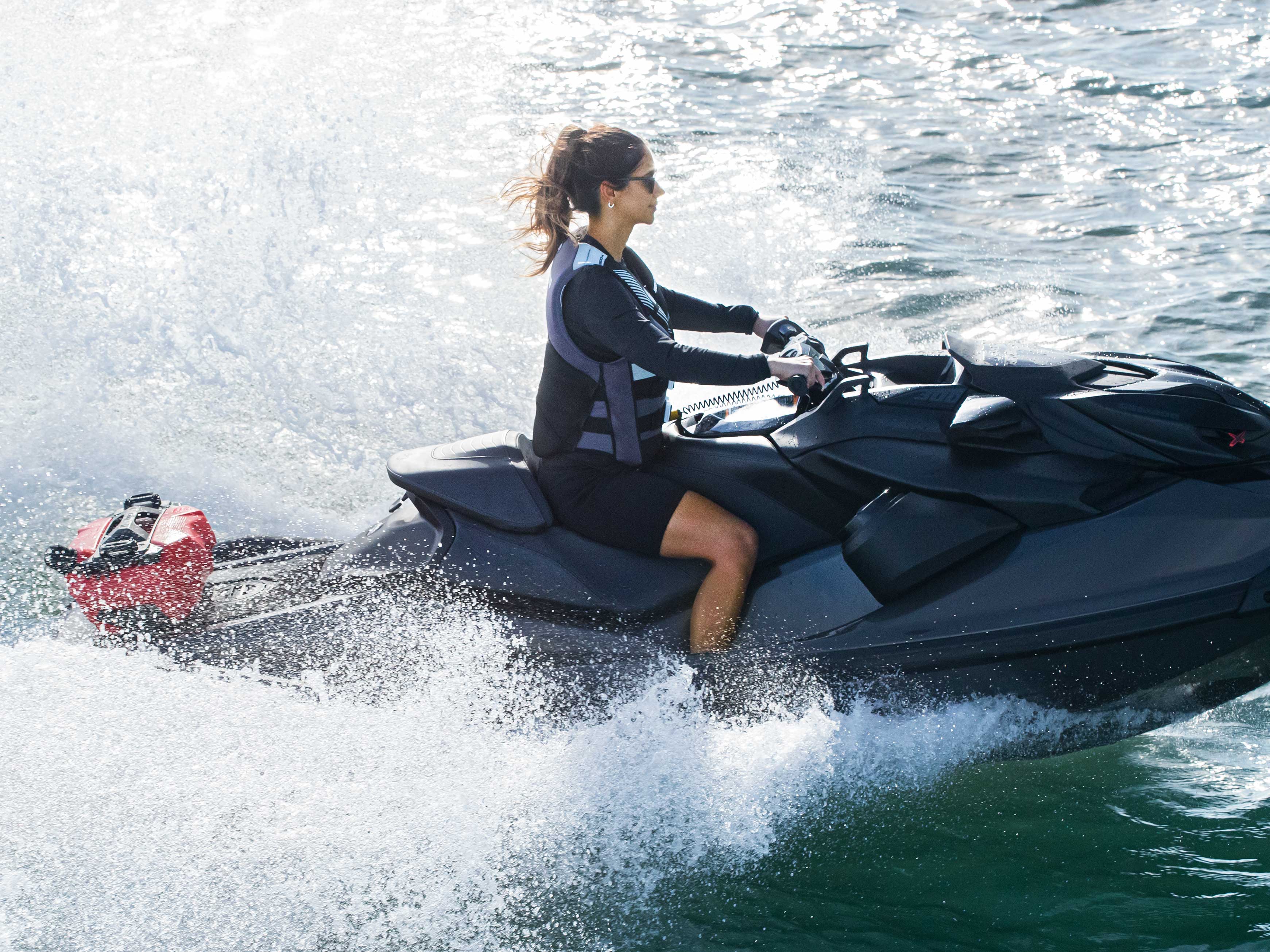 Frau fährt einen Sea-Doo RXP-X mit einem LinQ Fuel Caddy