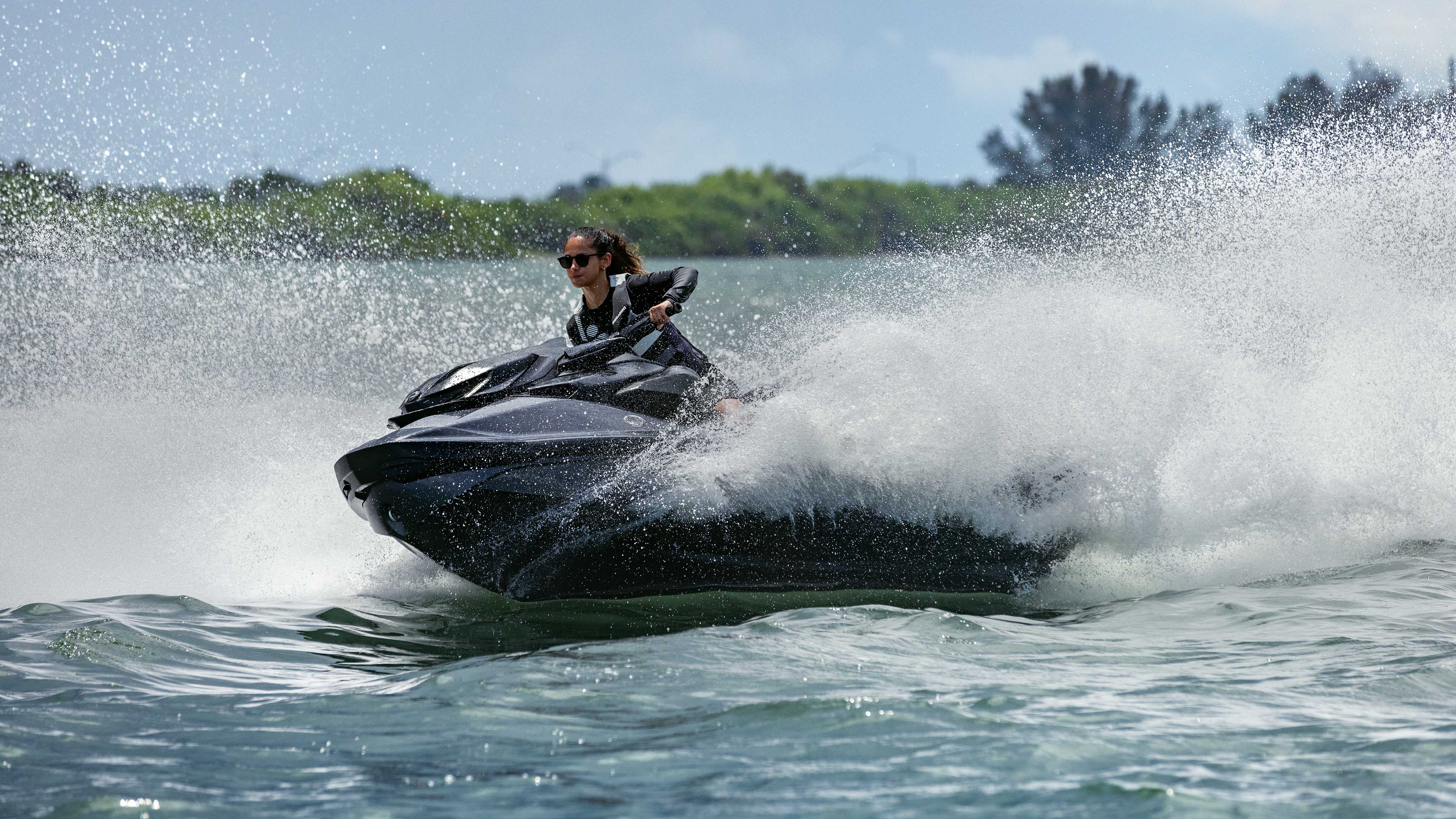 一名女子骑着 Sea-Doo RXP-X 摩托艇