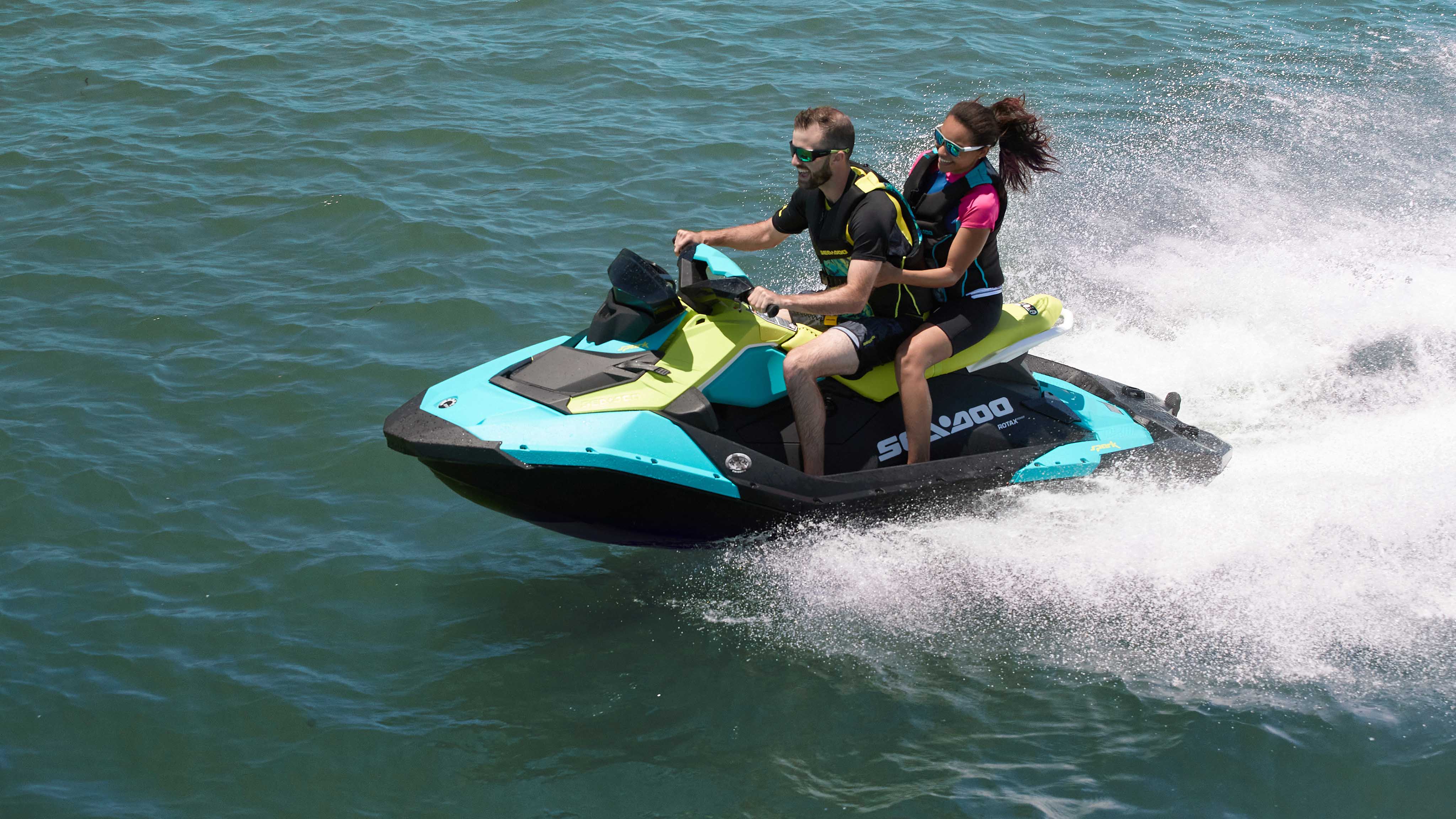 Couple en randonnée motomarine sur un Sea-Doo Spark 2022