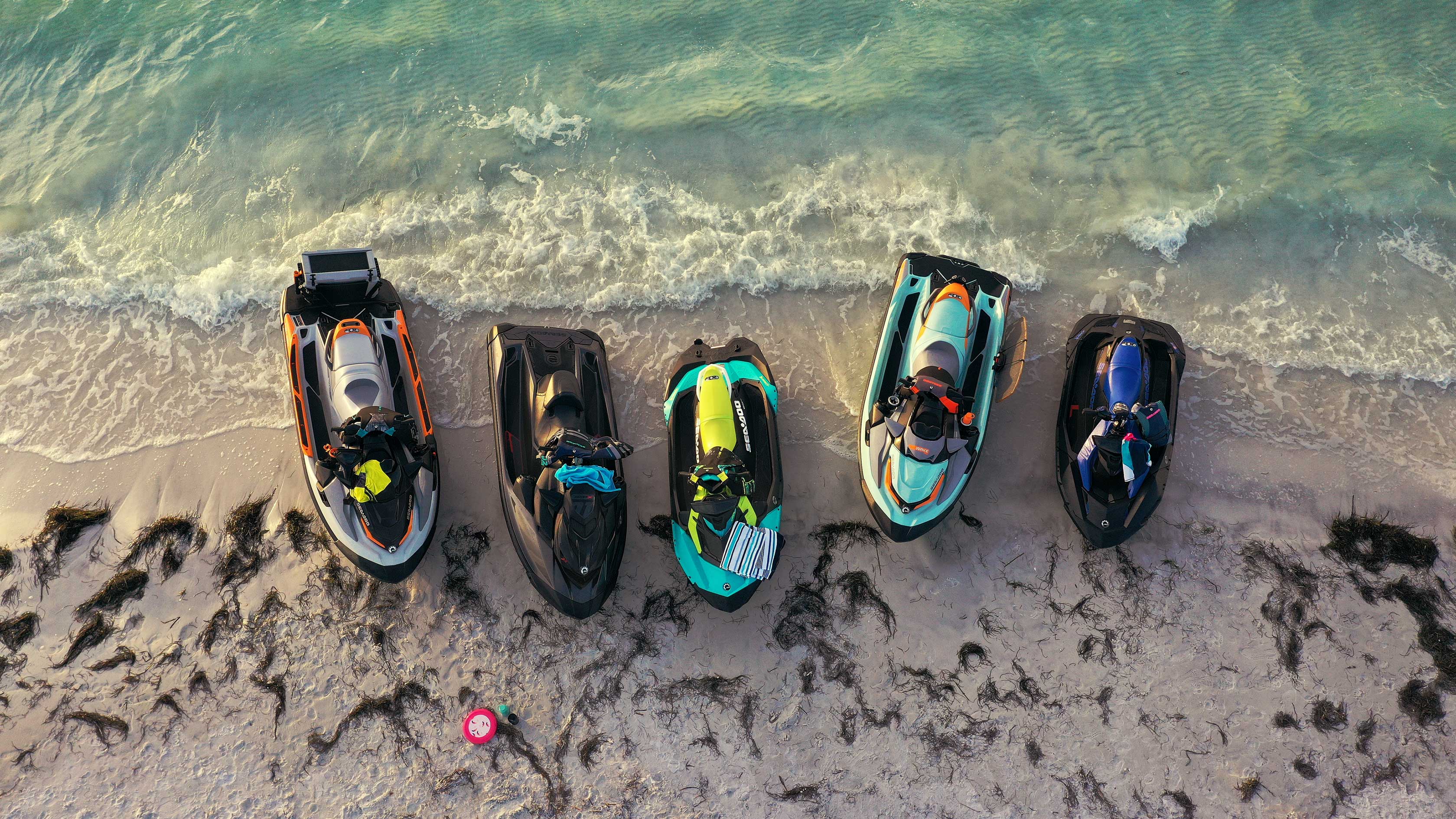 Гидроциклы Sea-Doo из модельного ряда 2022 года на пляже