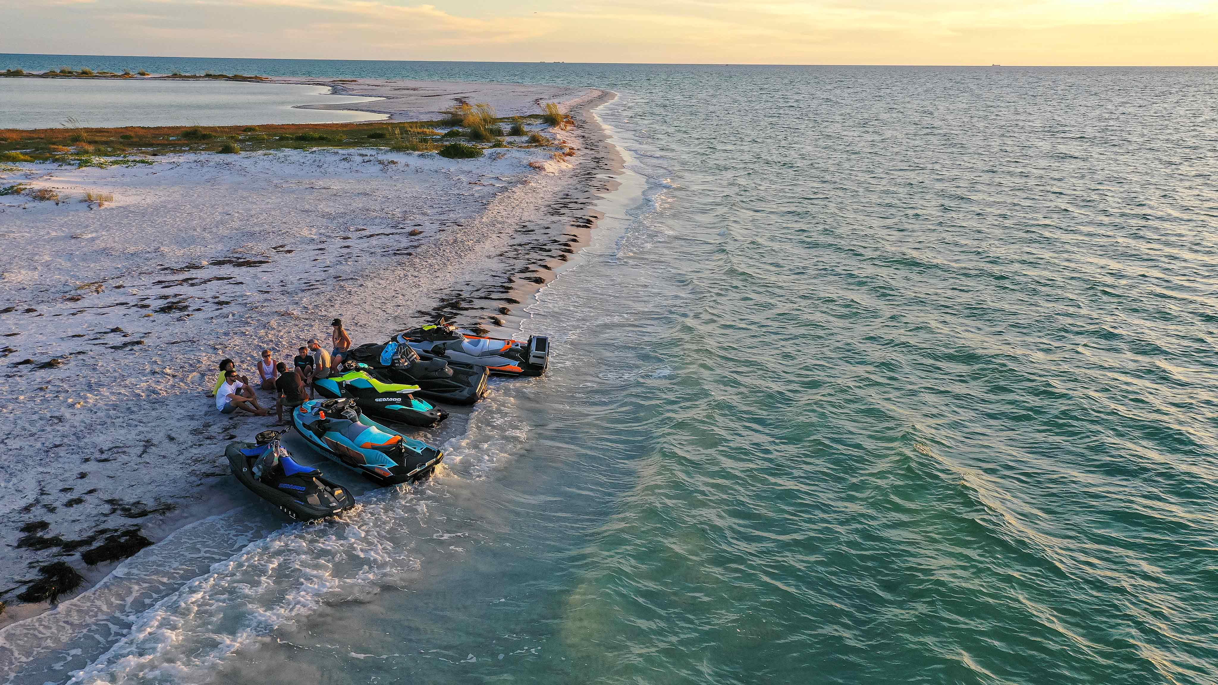 Conjunto de motos aquáticas Sea-Doo 2022 em uma praia