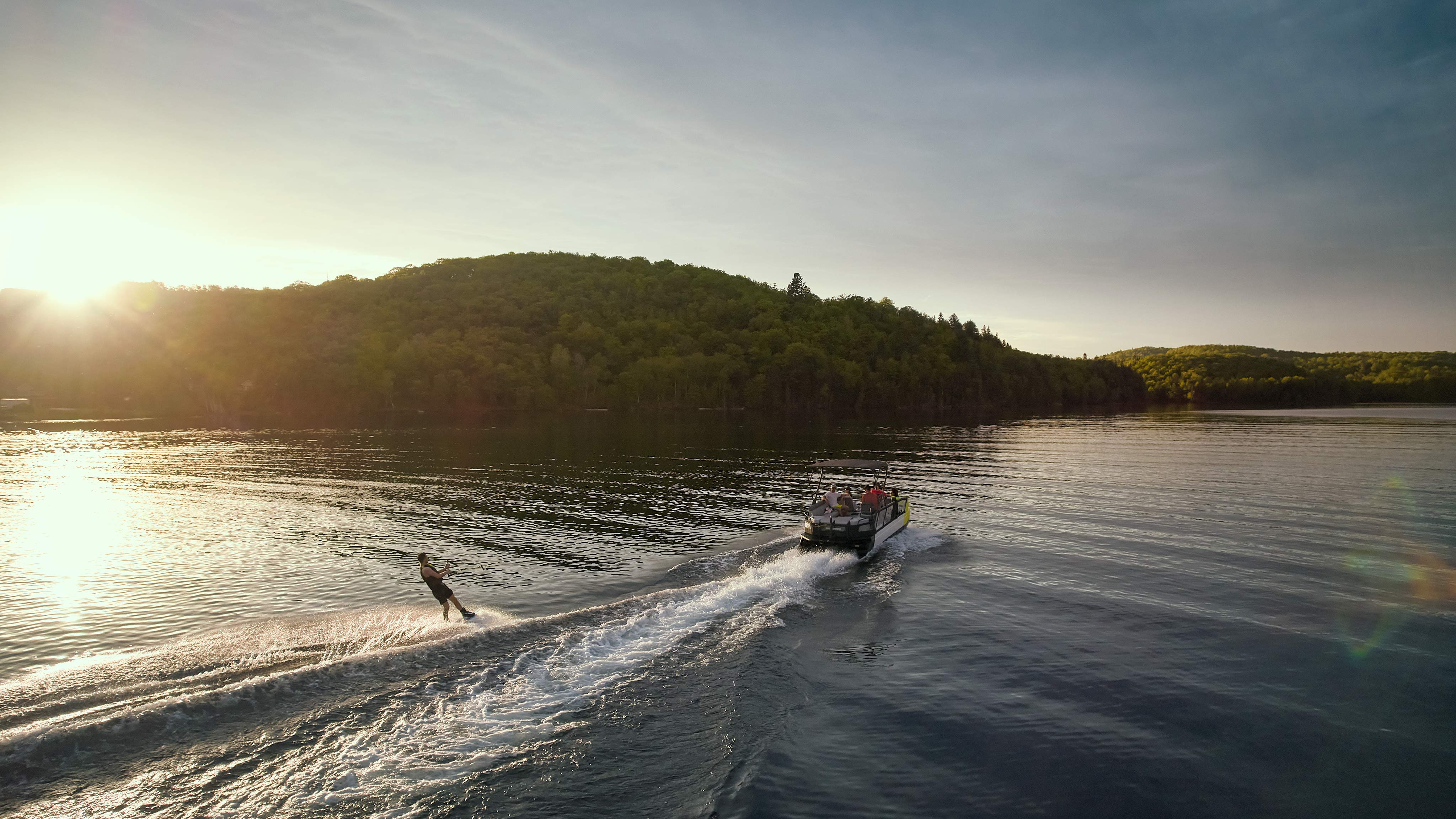 Sea-Doo Switch Sport tirant un wakeboard sur un lac