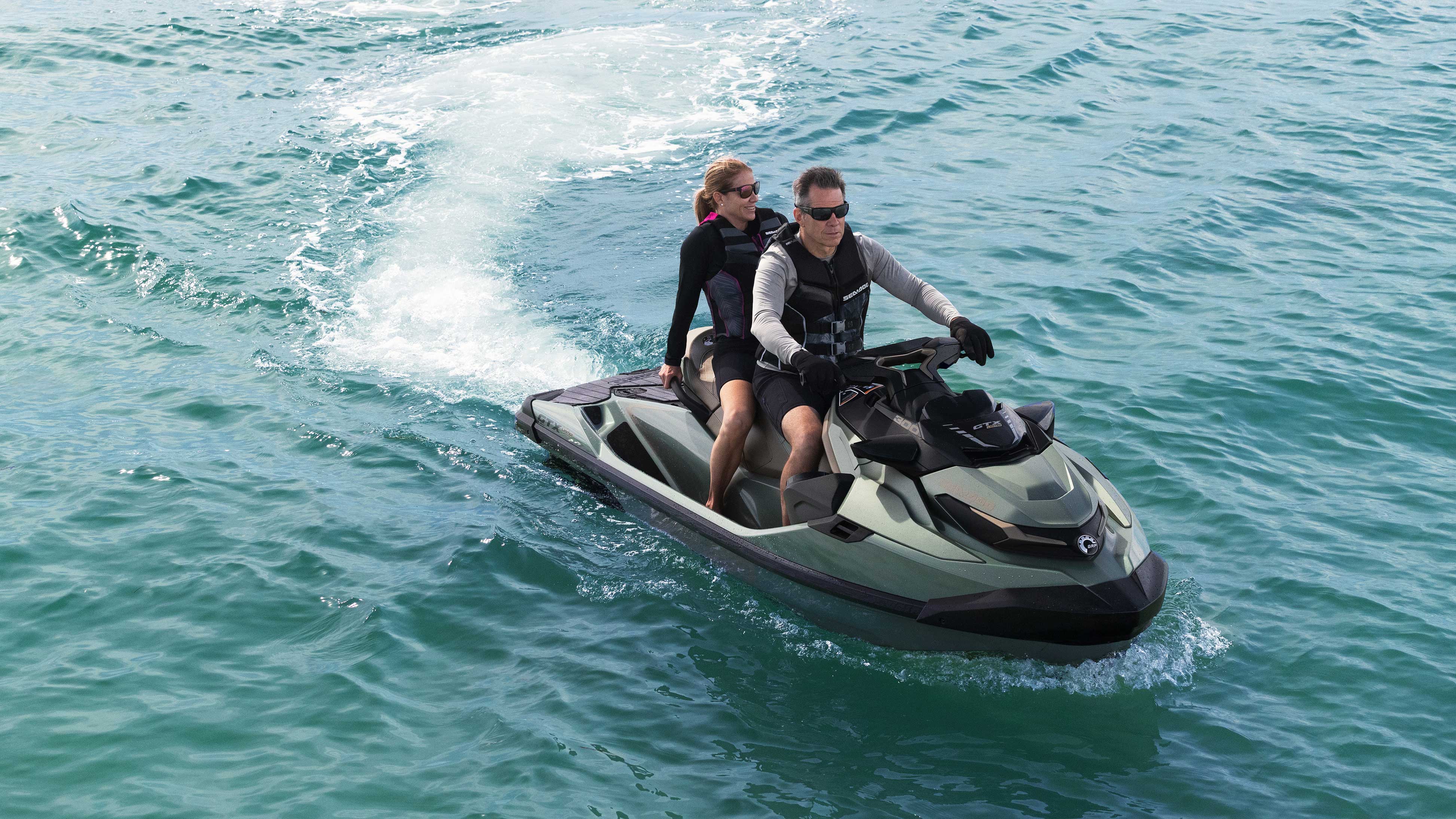Paar genießt eine Fahrt mit seinem Sea-Doo GTX Limited